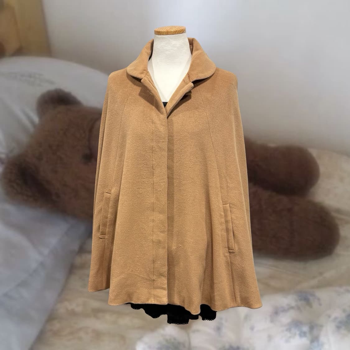 CHU XXX 카라멜 라운드 카라 케이프 자켓 라떼 모리 상품이미지3