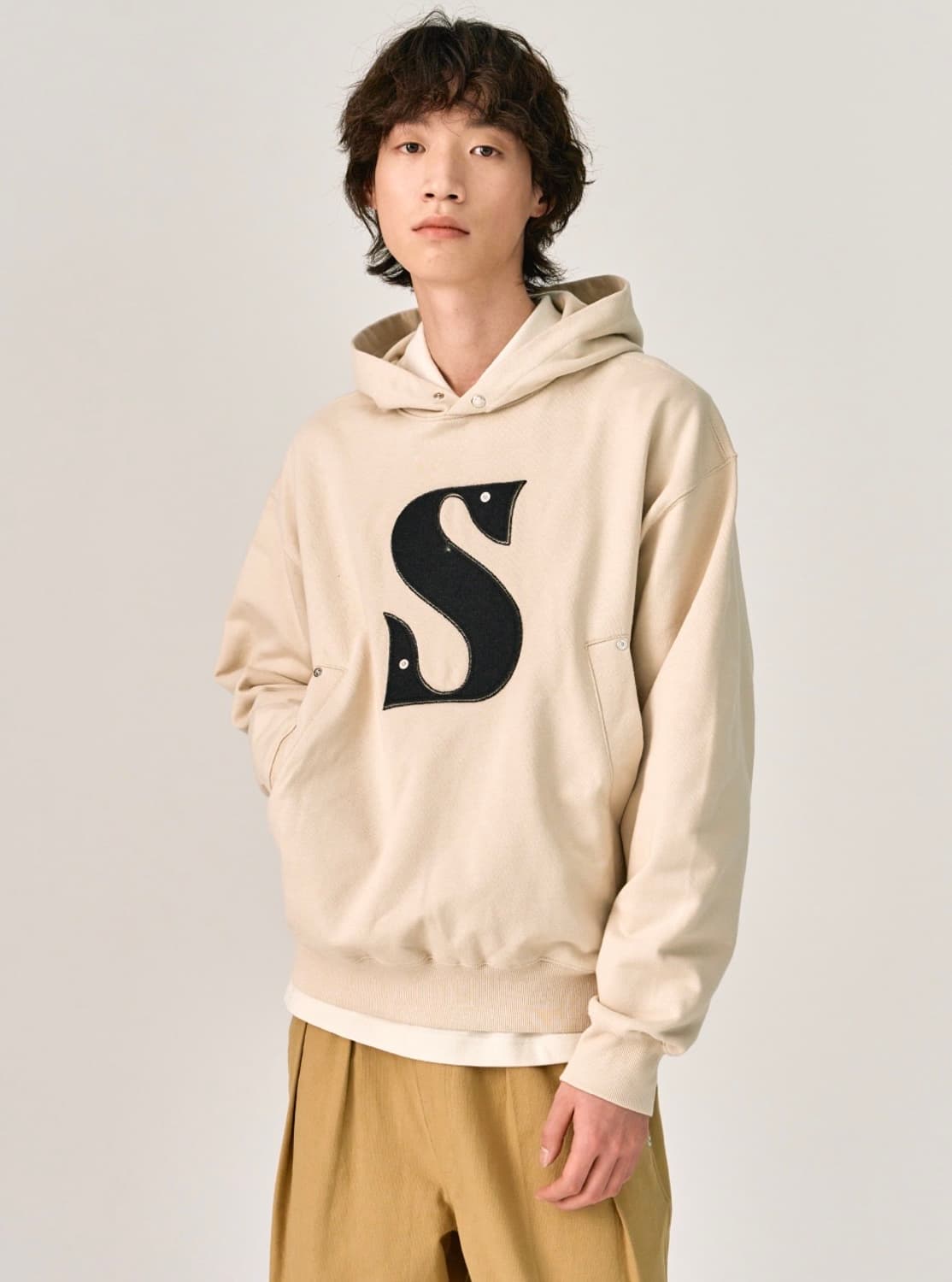 [새상품] 세터 리벳 아플리케 포켓 S 로고 후드 스웻 셔츠 아이보리 상품이미지3