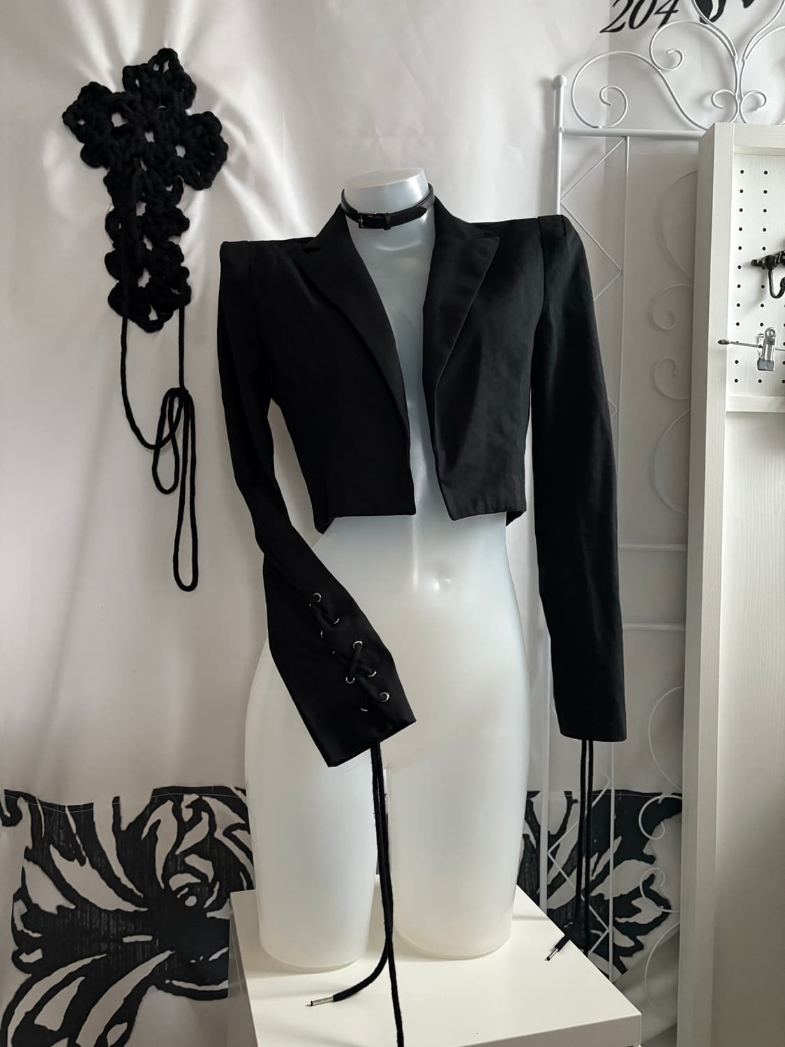 • Black eyelet cropped blazer 상품이미지1