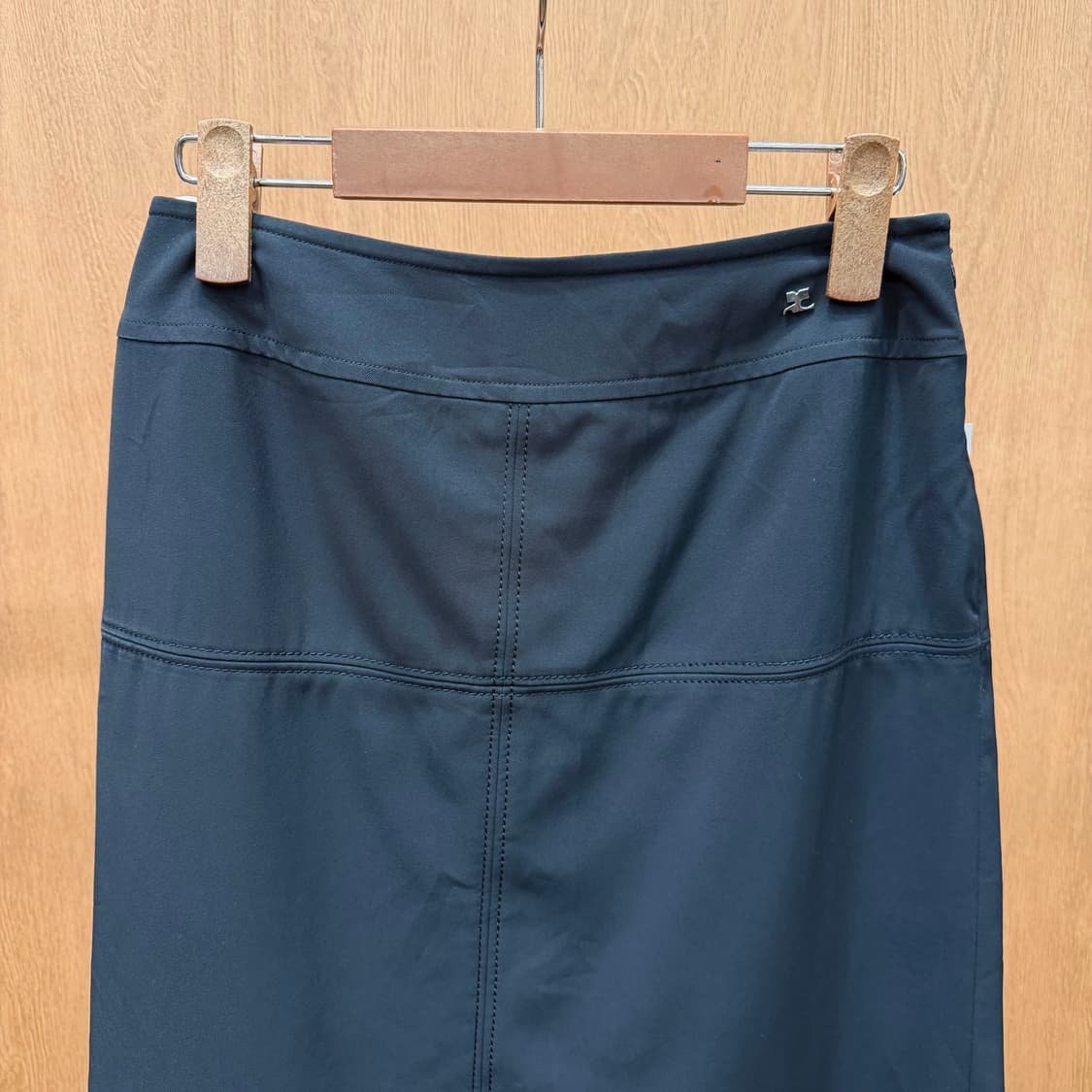 꾸레쥬 미디 스커트 로고 메탈 장식 절개 디테일 A라인 블랙 상품이미지4