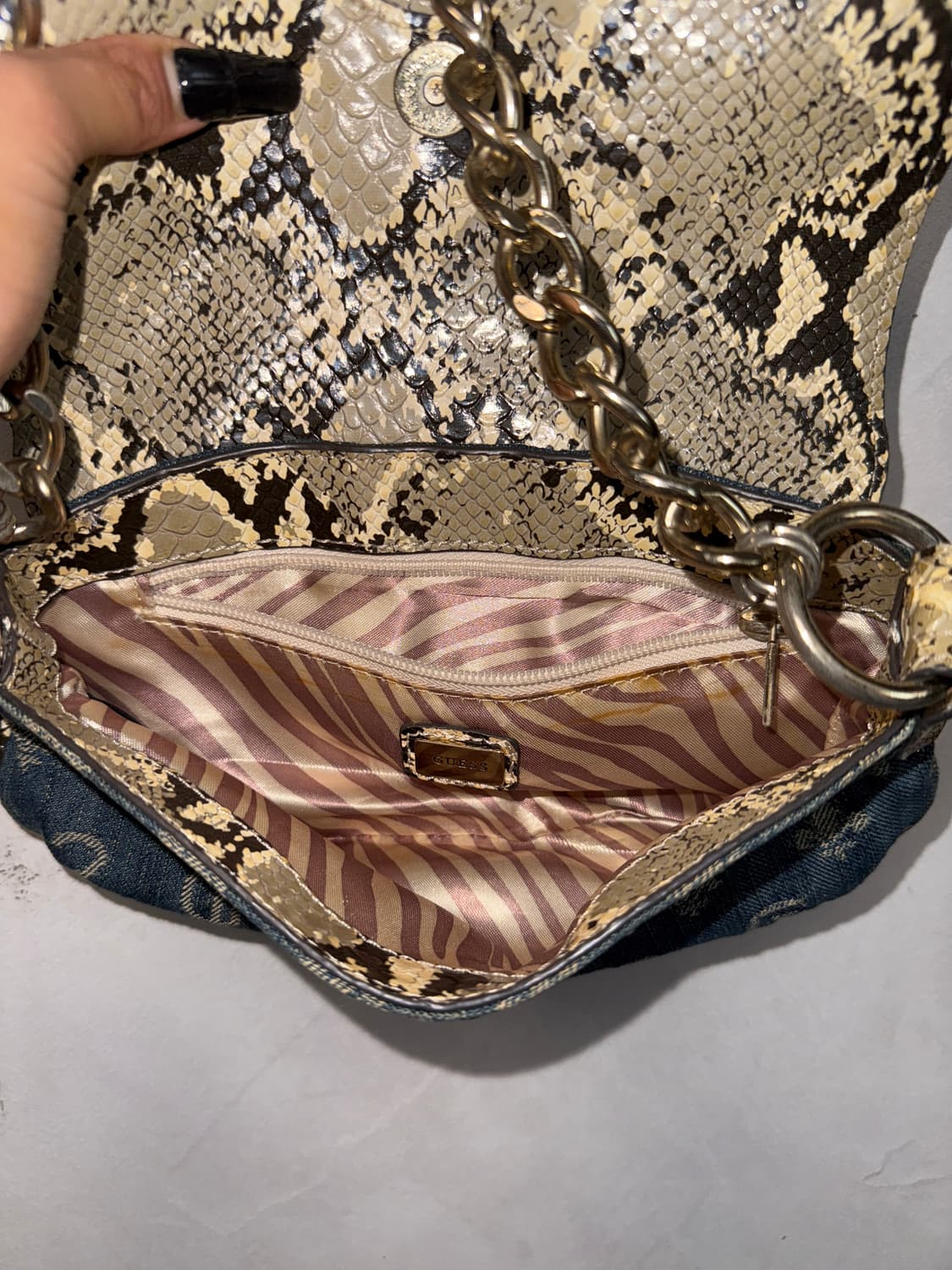 Guess denim jacquard python chain 숄더백 상품이미지7