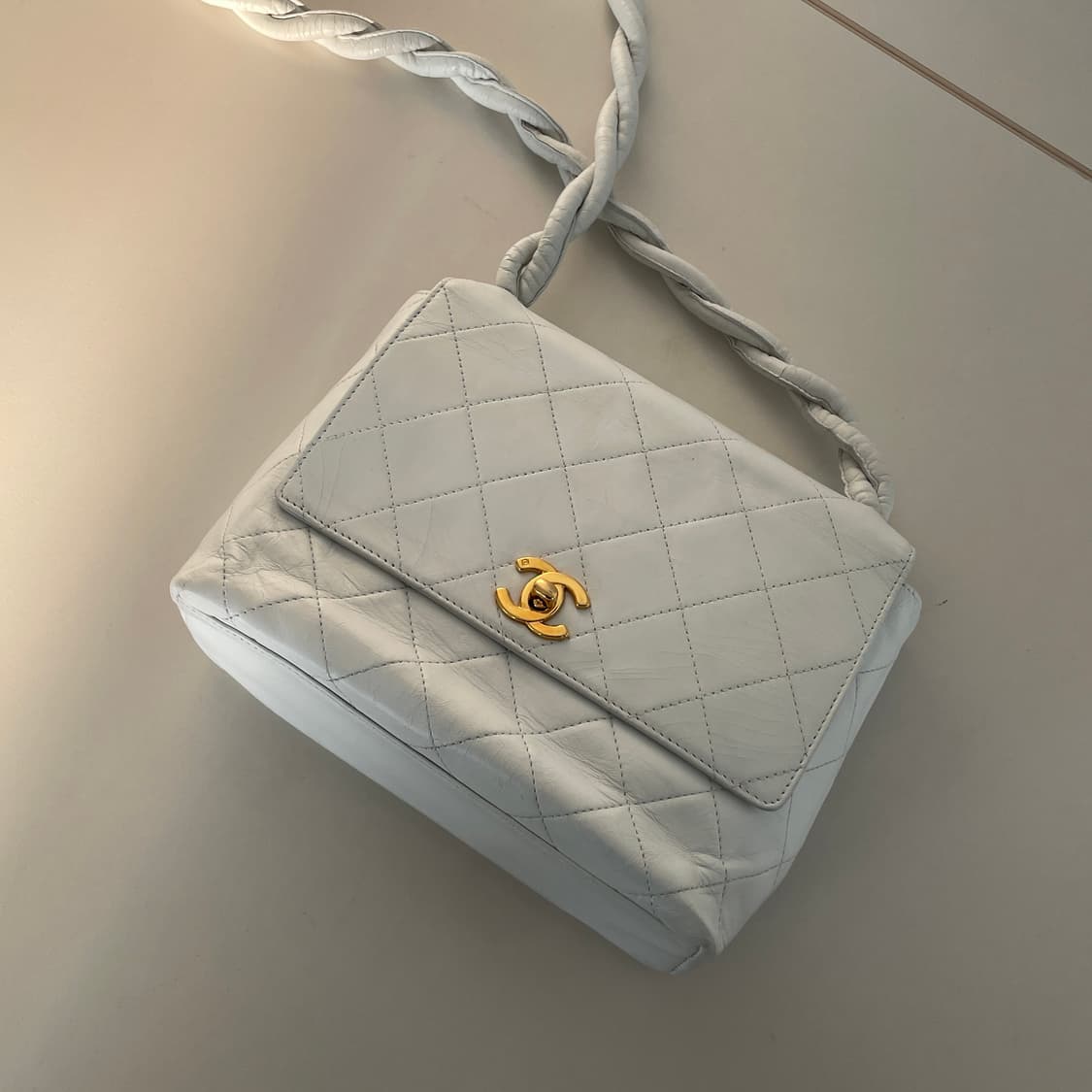 샤넬 화이트 퀼팅 볼드 레더 스트랩 코코 마크 숄더백 상품이미지2