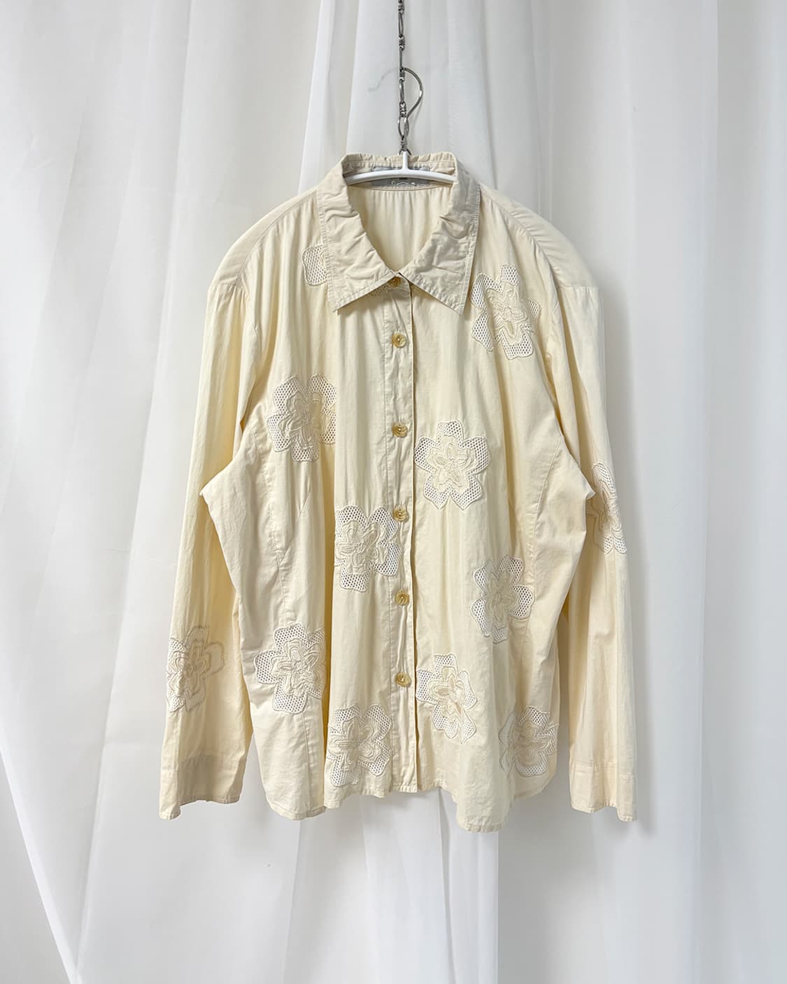 trois onze cinq 버터 플라워 어플리케 셔츠 상품이미지1