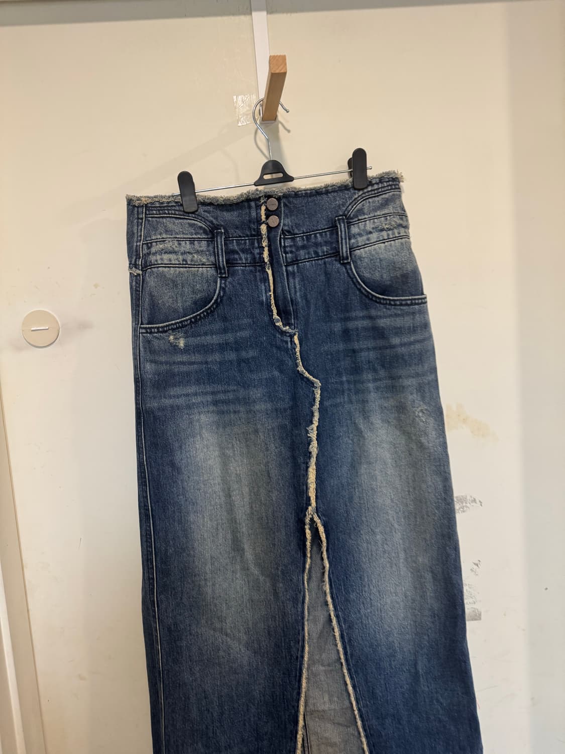 The ilma 더일마 데님 롱스커트 상품이미지4