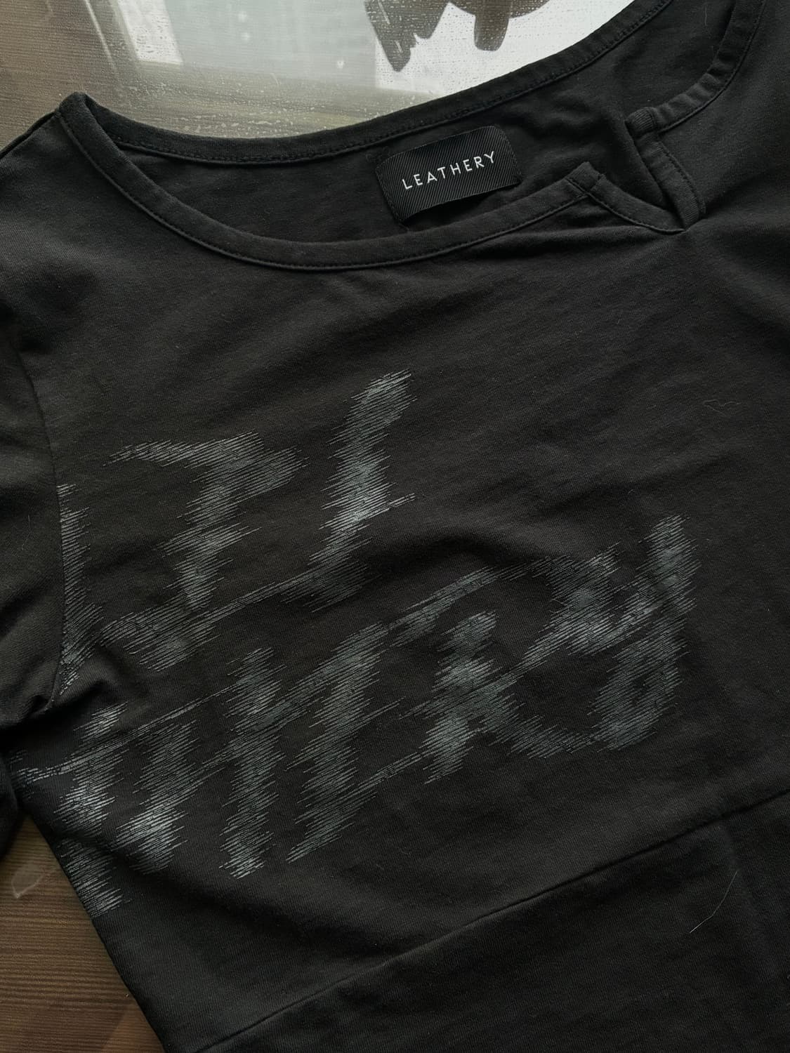 (FREE) 레더리 레터링 슬릿 롱슬리브 [BLACK] 판매 상품이미지10