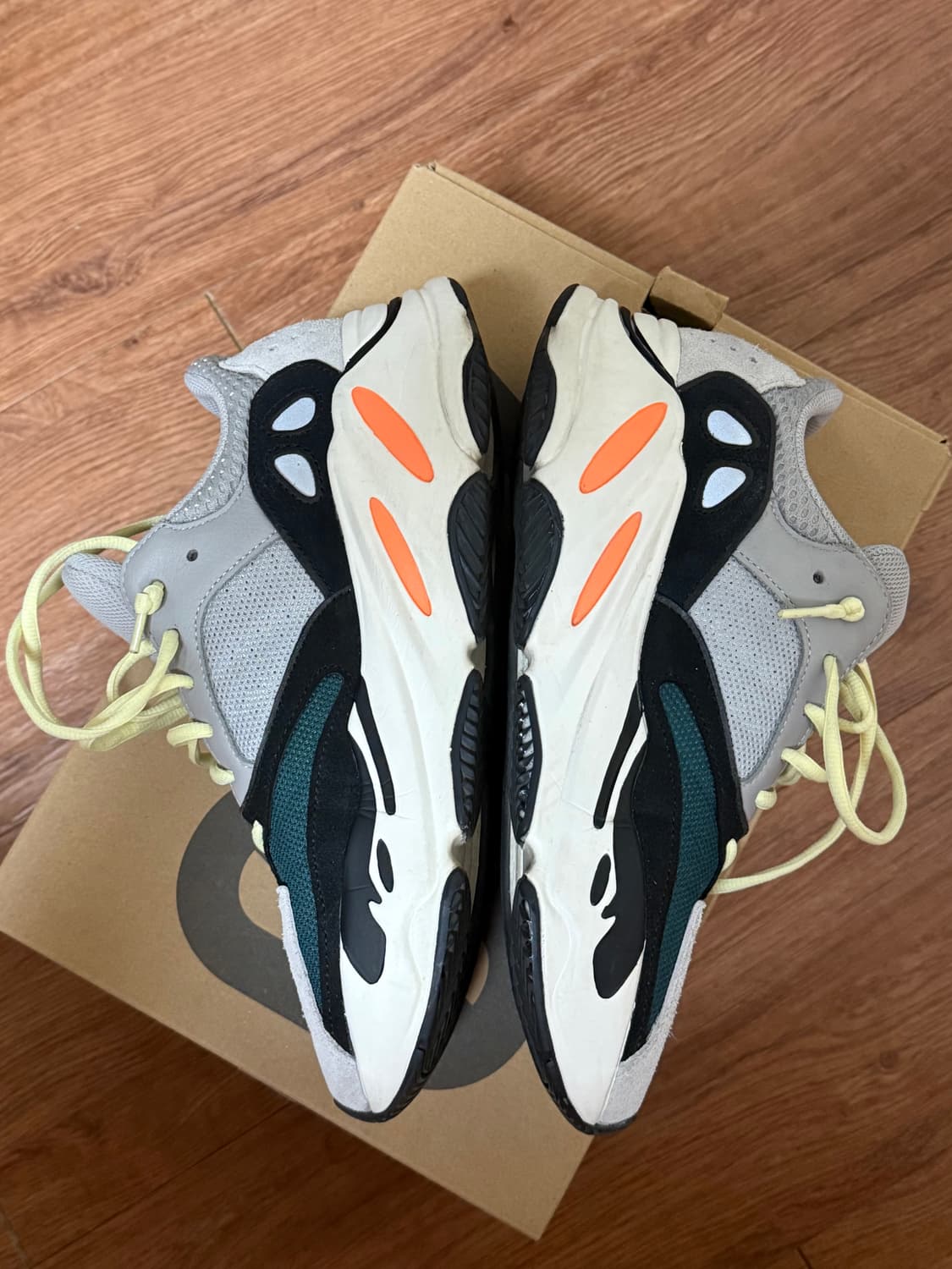 아디다스 이지부스트700 상품이미지3