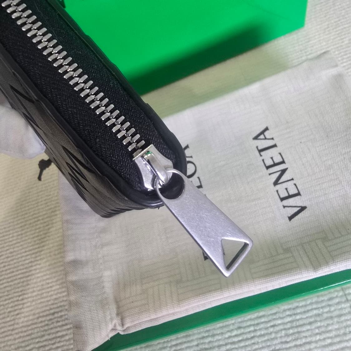 [중고/정품] 보테가 베네타 인트레치아토 지퍼 어라운드 지갑 블랙/그래스 상품이미지4