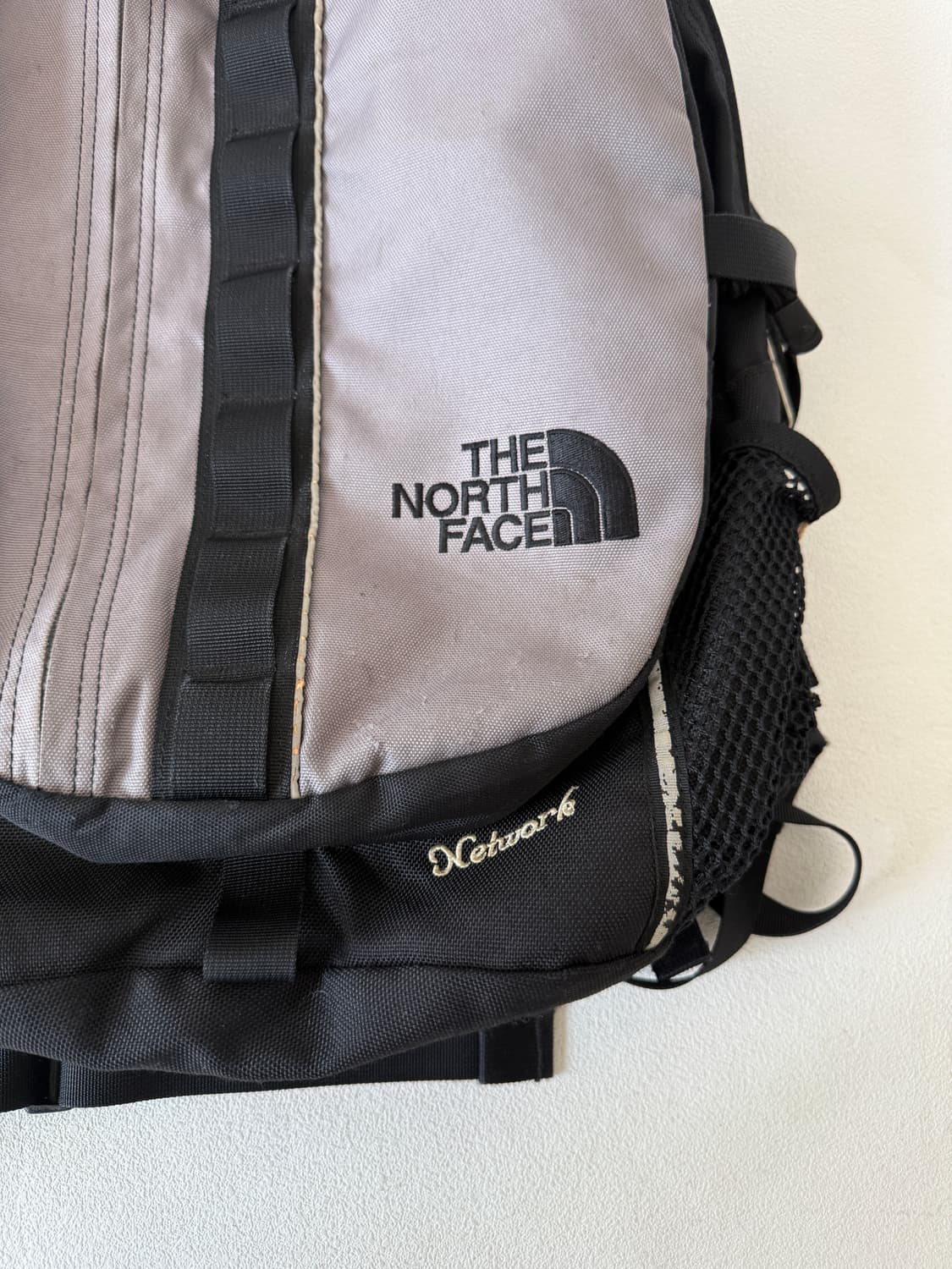 노스페이스(THE NORTH FACE) 백팩(뒷면 하단 헤짐) 상품이미지3