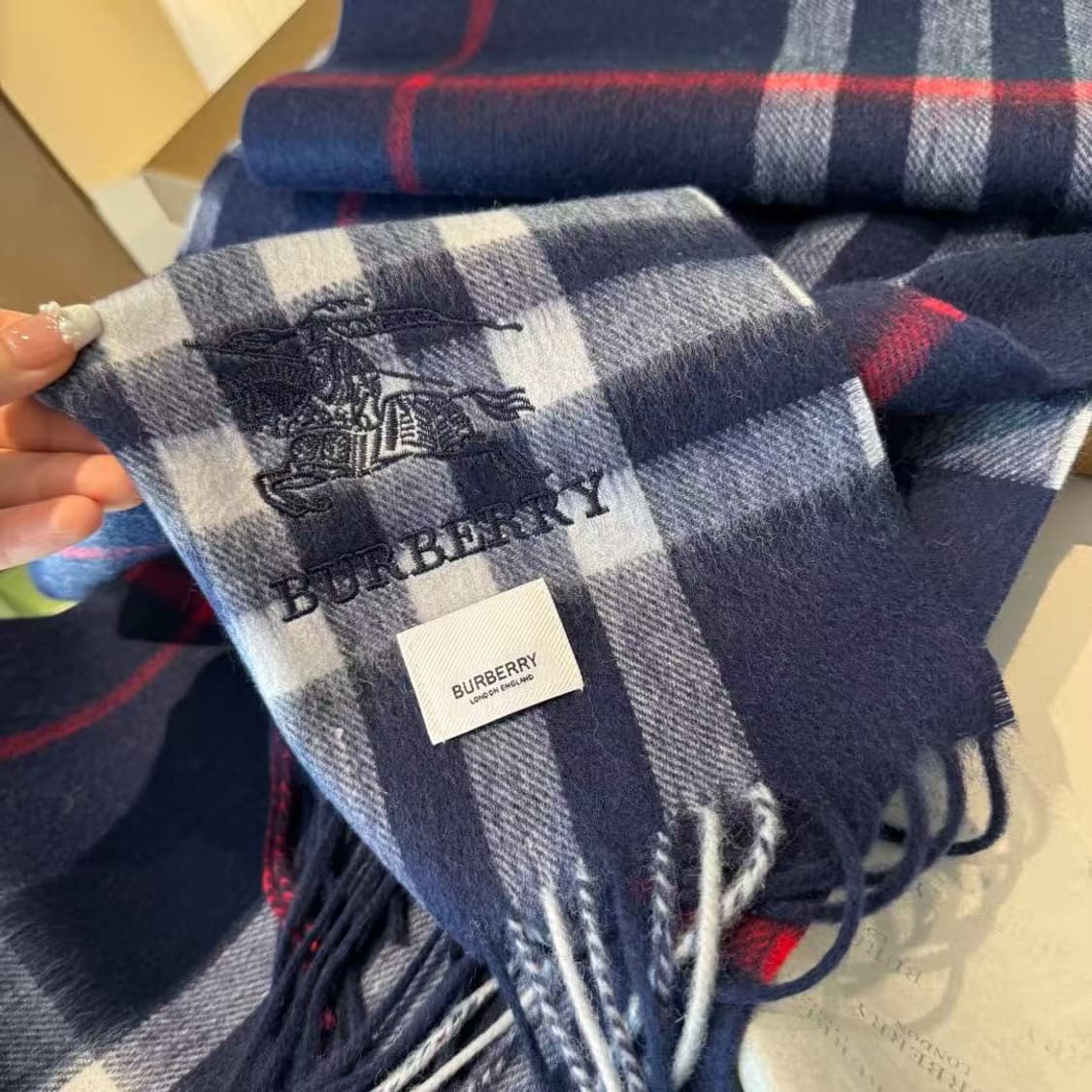 버버리숙녀 리버서블 스카프
 상품이미지2