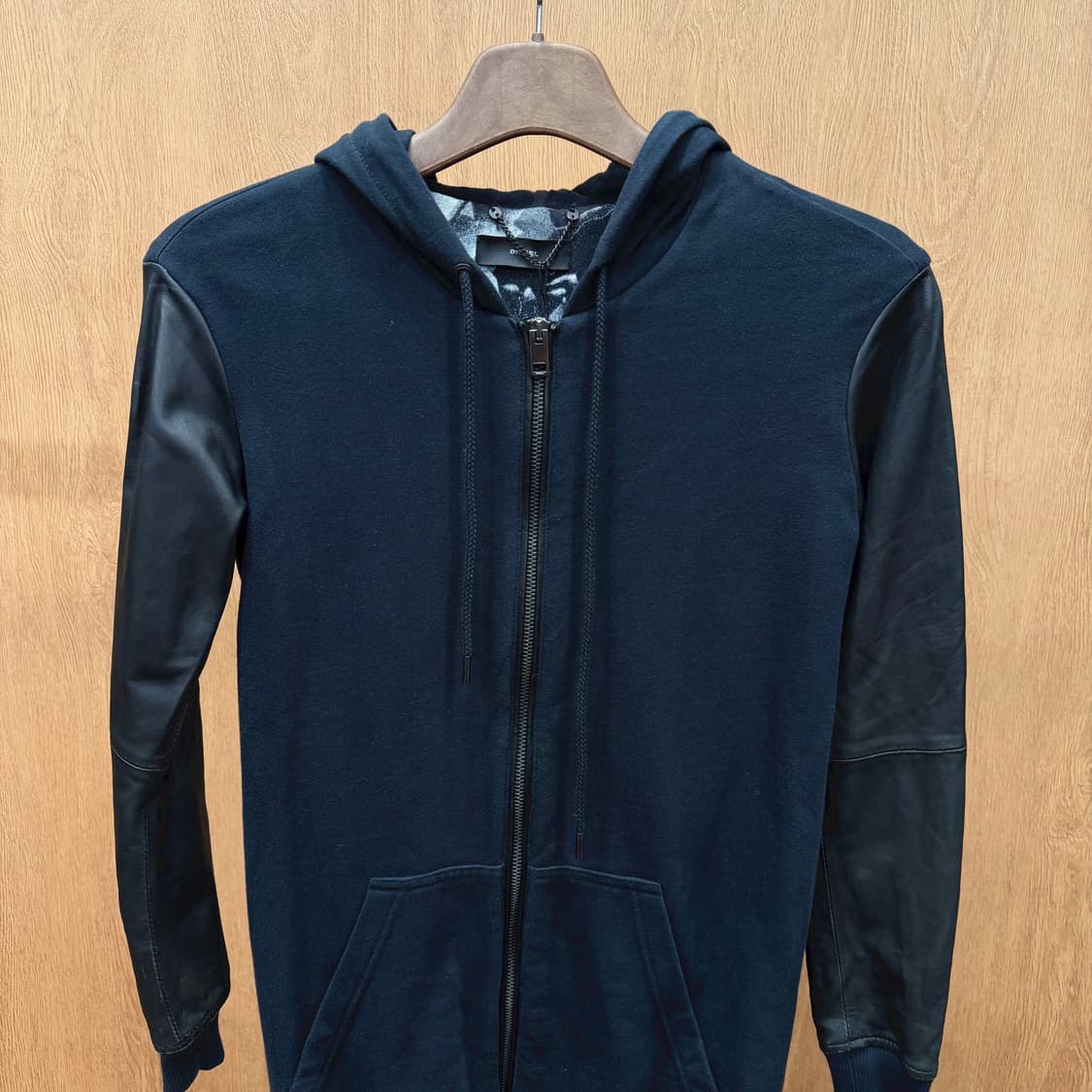 디젤 코튼 후드 집업 레더 슬리브 배색 디테일 로고 장식 디테일 네이비 상품이미지5