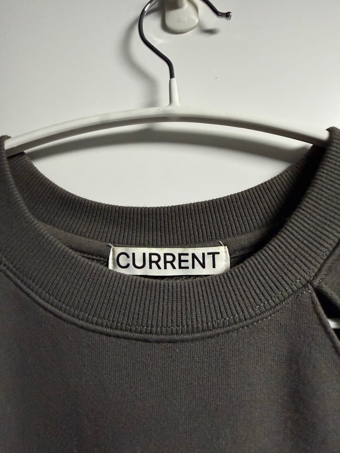 커렌트 슬릿 그래픽 맨투맨 그레이 상품이미지6