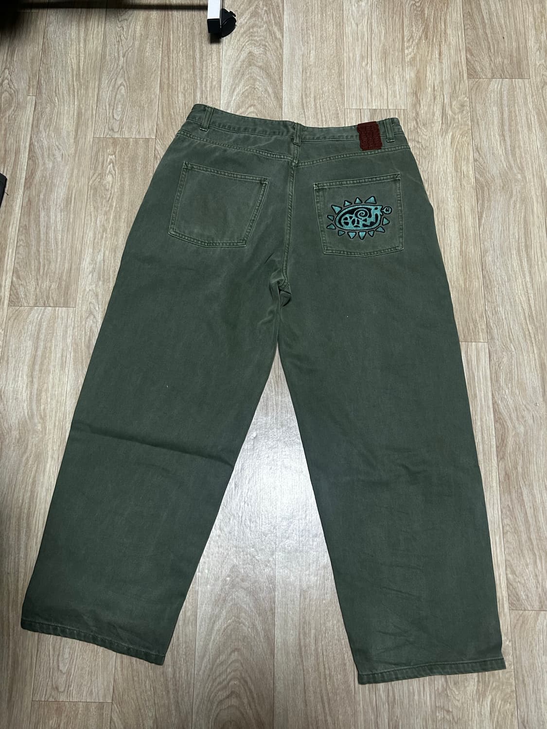 예스아이씨 플라워 리벳 데님 팬츠 상품이미지3