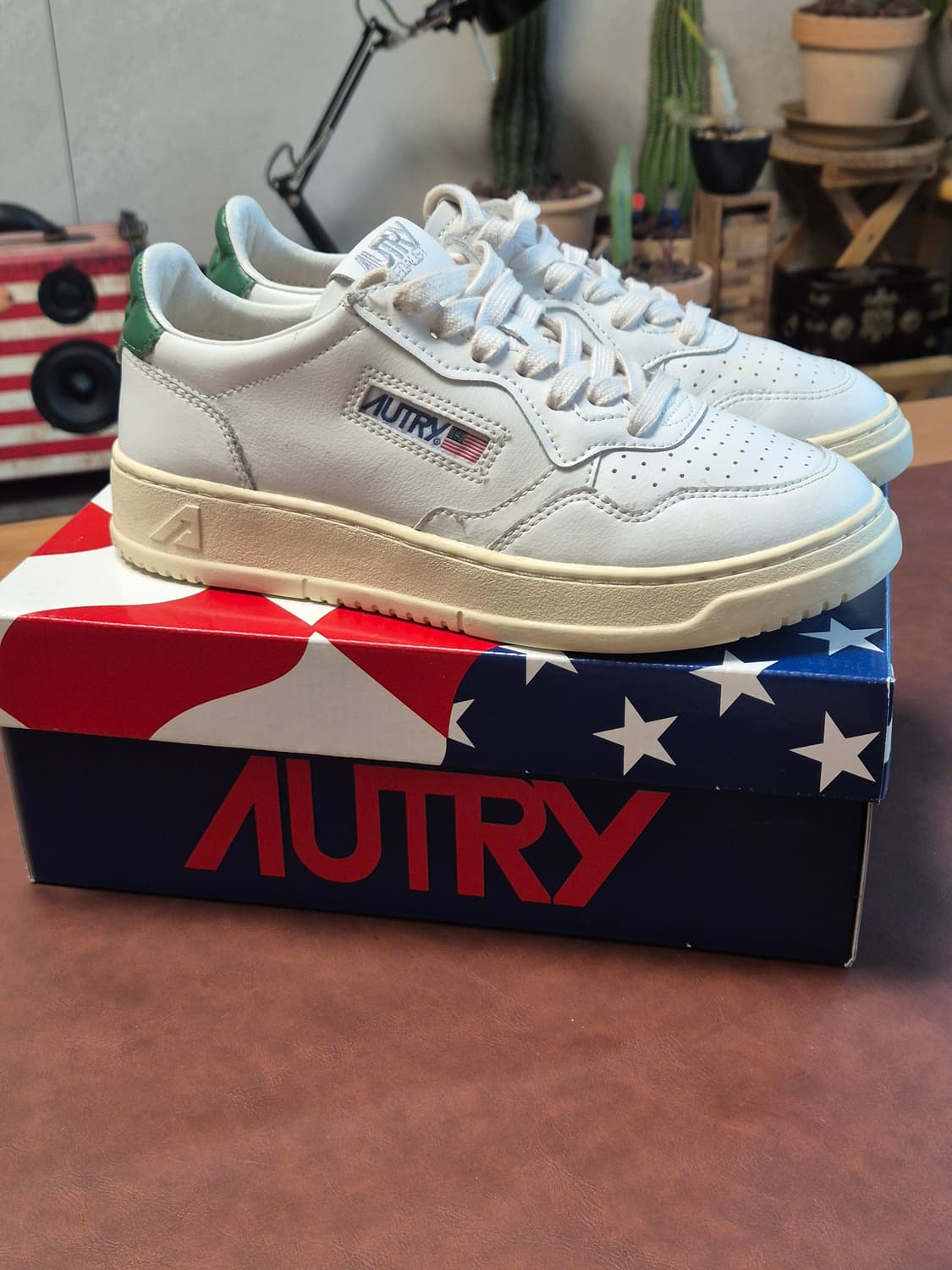 (풀박)실착용1회 235-240(37)오트리 메달리스트 로우 스니커 상품이미지2