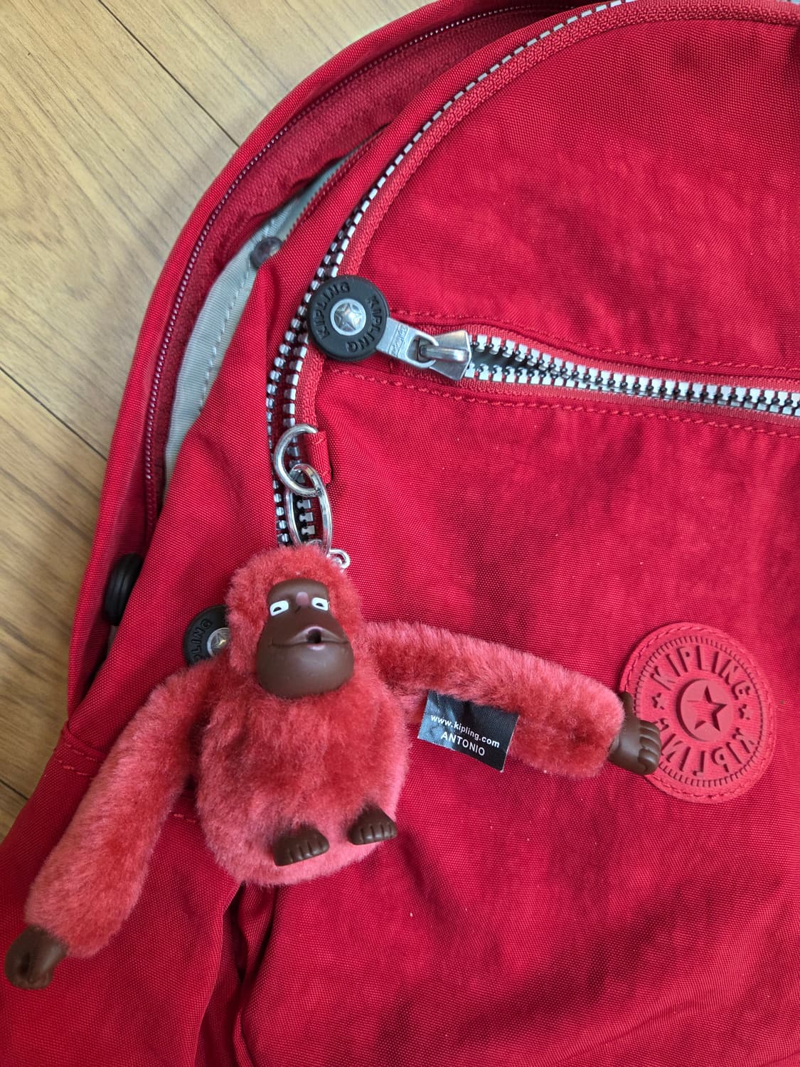 키플링 빨간색 백팩 판매합니다. 사진처럼 키플링의 상징인 원숭이 키링 달 상품이미지2
