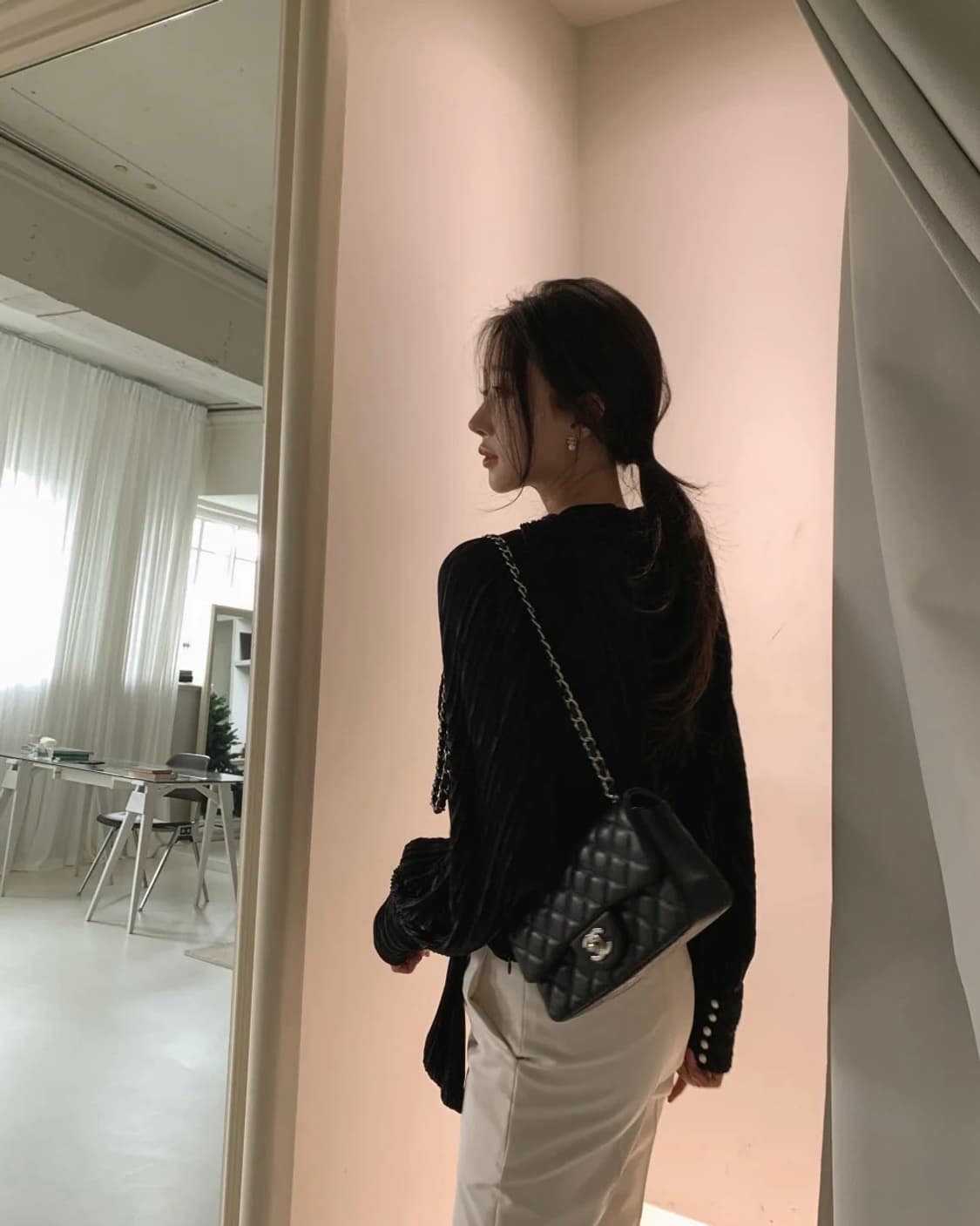 러브썸원 플리츠 스카프 랩 블라우스 - 블랙 (하객룩·연말룩 추천) 상품이미지2