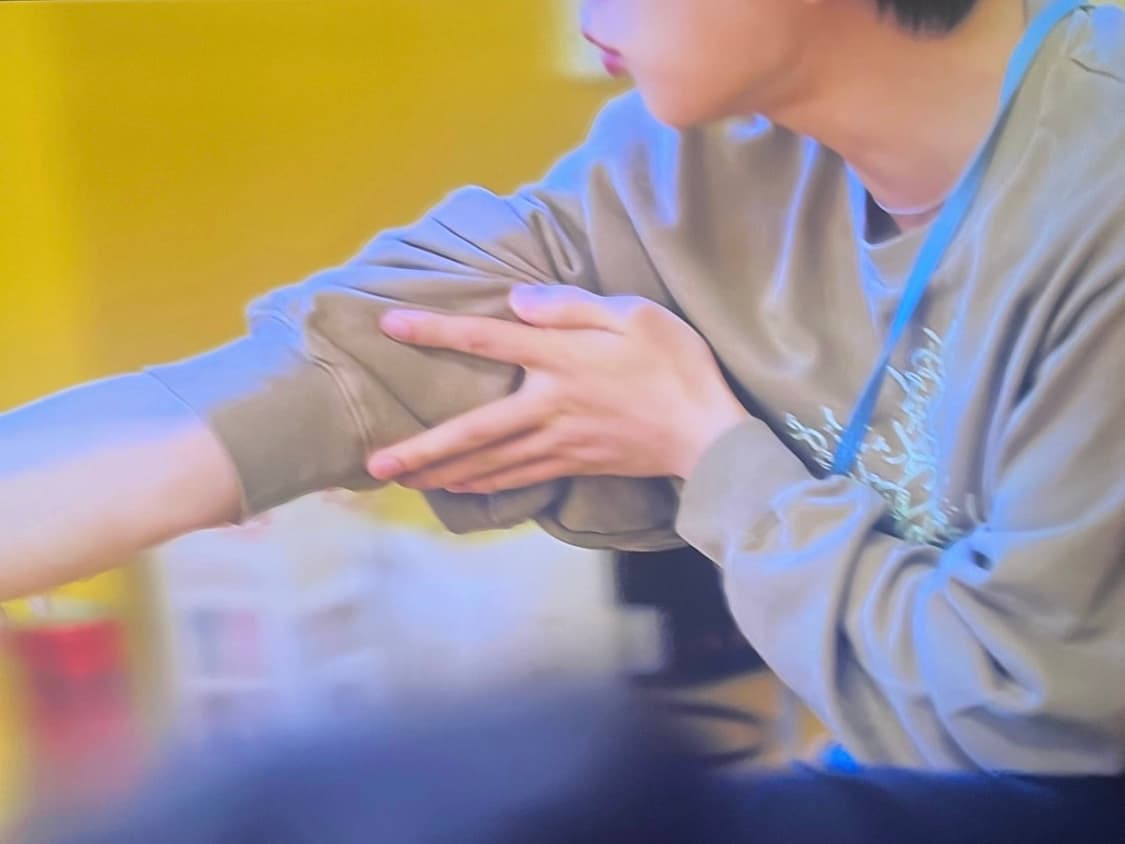 아크네스튜디오 야광 맨투맨 (Bts 진 착용) 상품이미지3