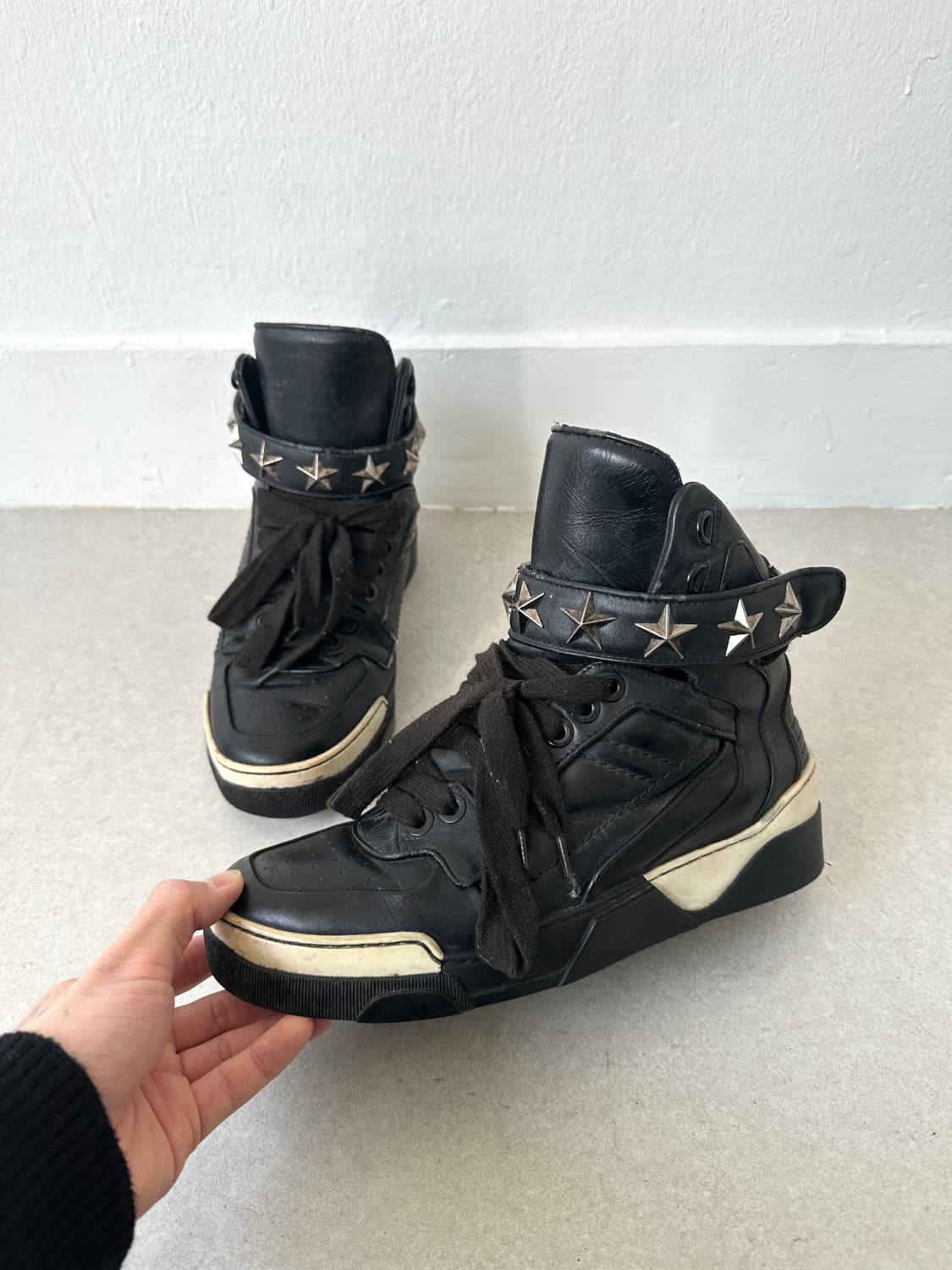 지방시 타이슨 블랙 스타 스터드 하이탑 상품이미지1