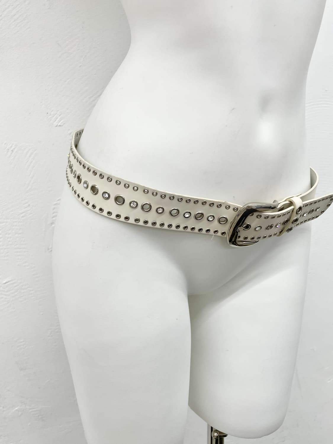 화이트 스터드 큐빅 펀칭 버클 벨트 상품이미지3