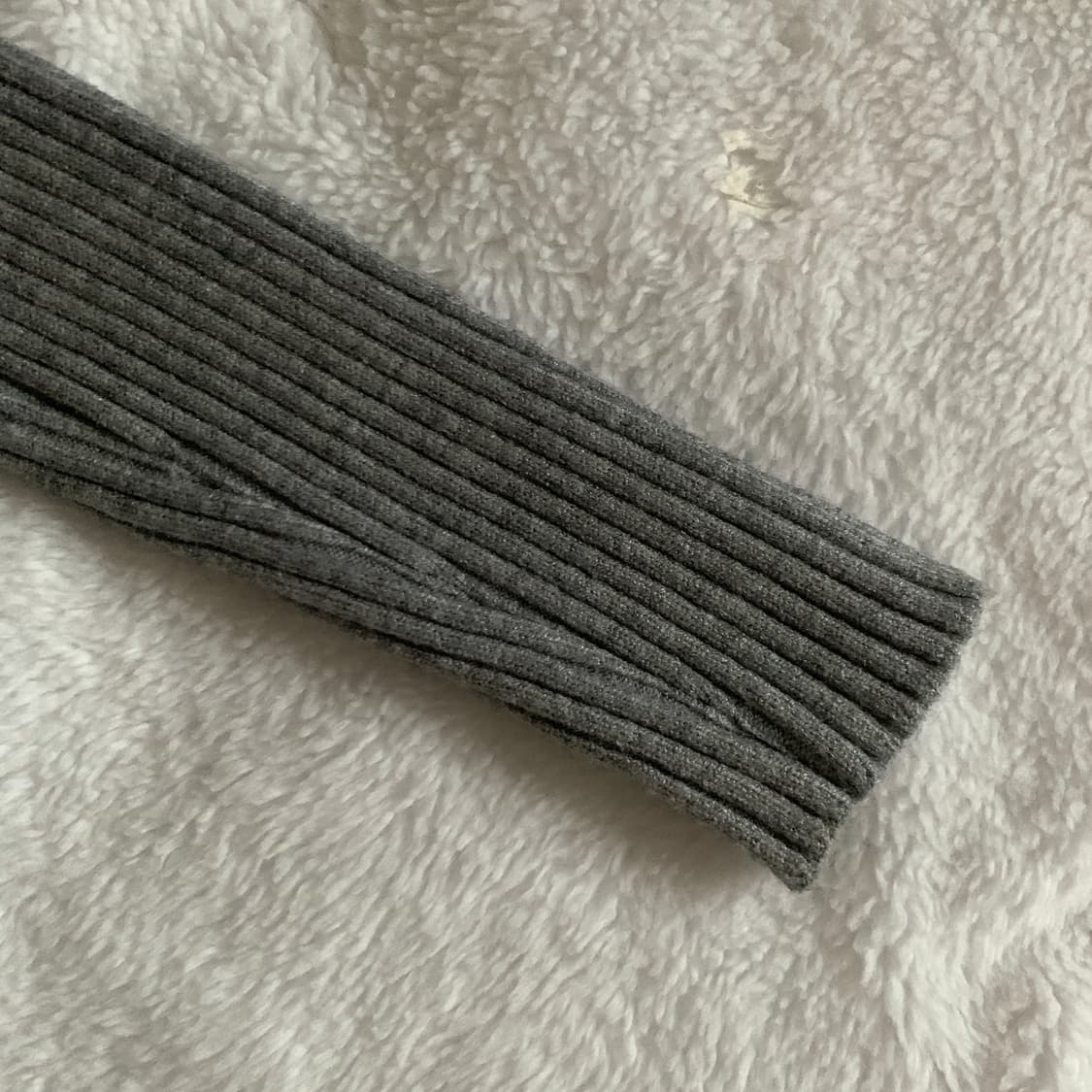 반폴라 옆트임 버튼조절 골지 슬림 니트 상품이미지6