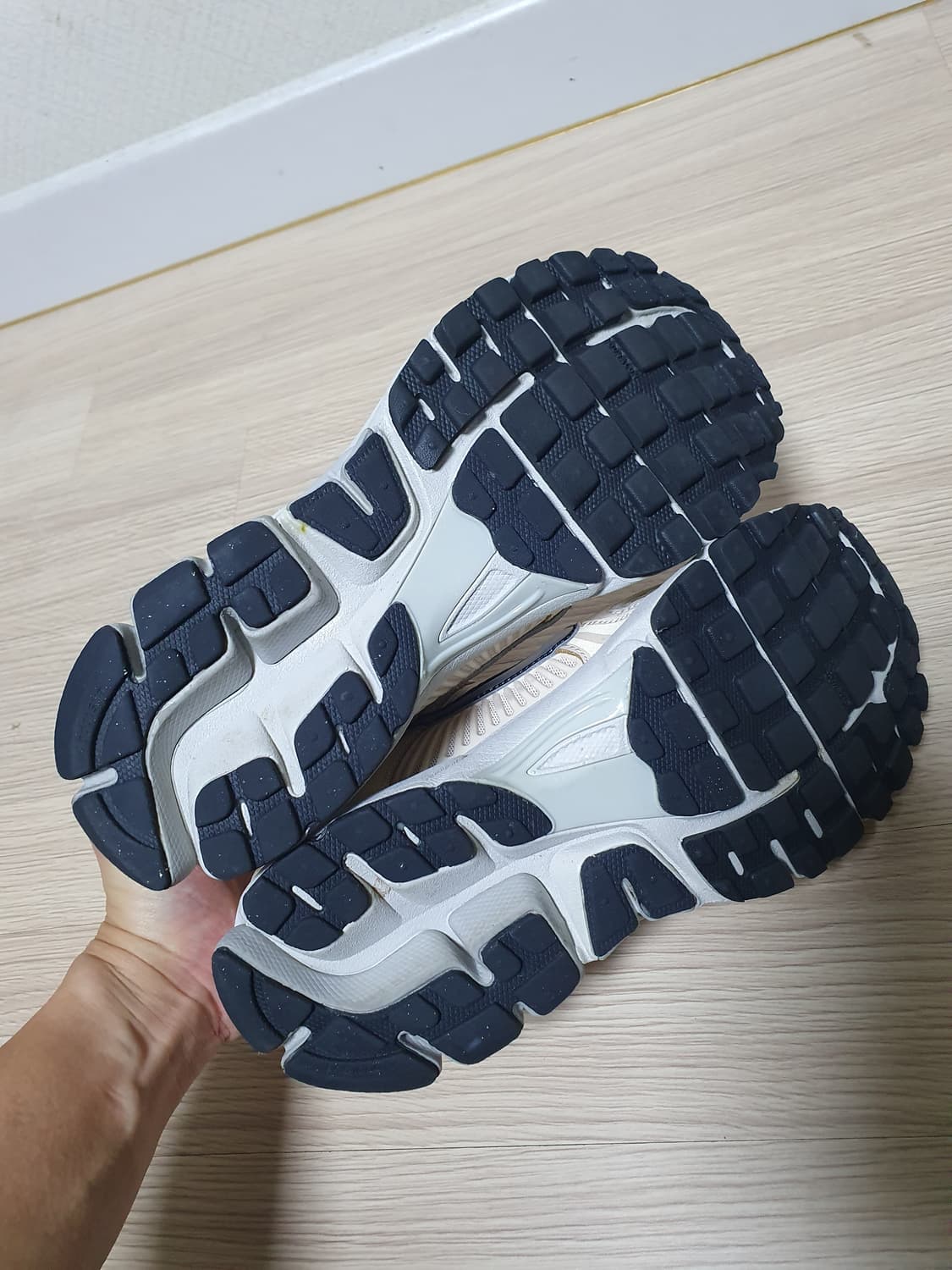 나이키 줌 보메로5 운동화 245 상품이미지7