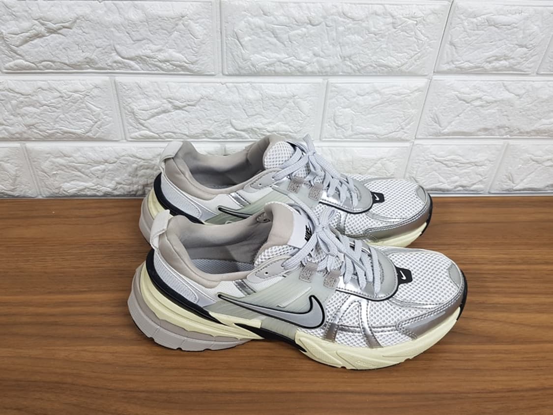 나이키 운동화 성250(V2K 런 서밋 화이트 메탈릭실버)FD0736-1 상품이미지3