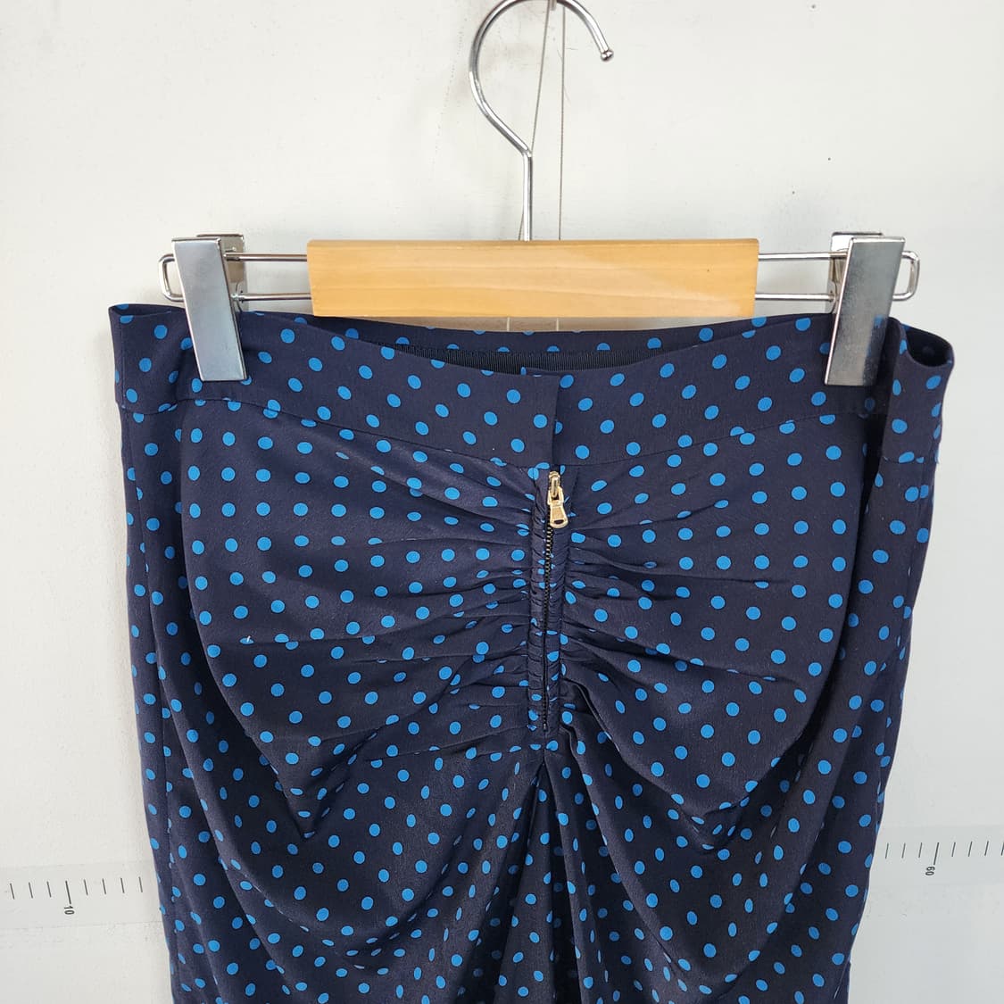 한섬 네이비 도트 셔링 롱 스커트 상품이미지3