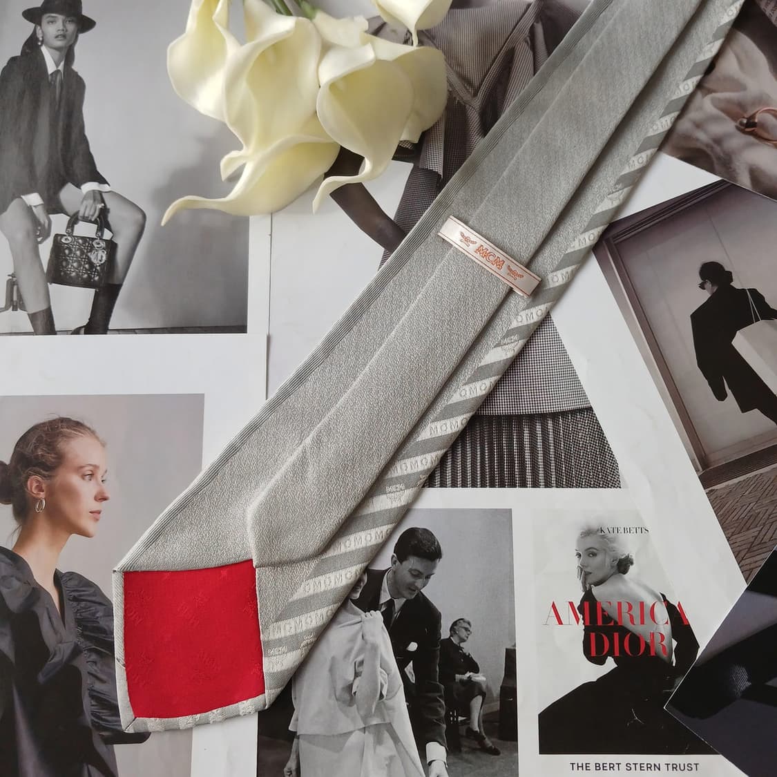 엠씨엠 실크 실버 사선 로고 패턴 넥타이 9cm A등급 A19638
 상품이미지4