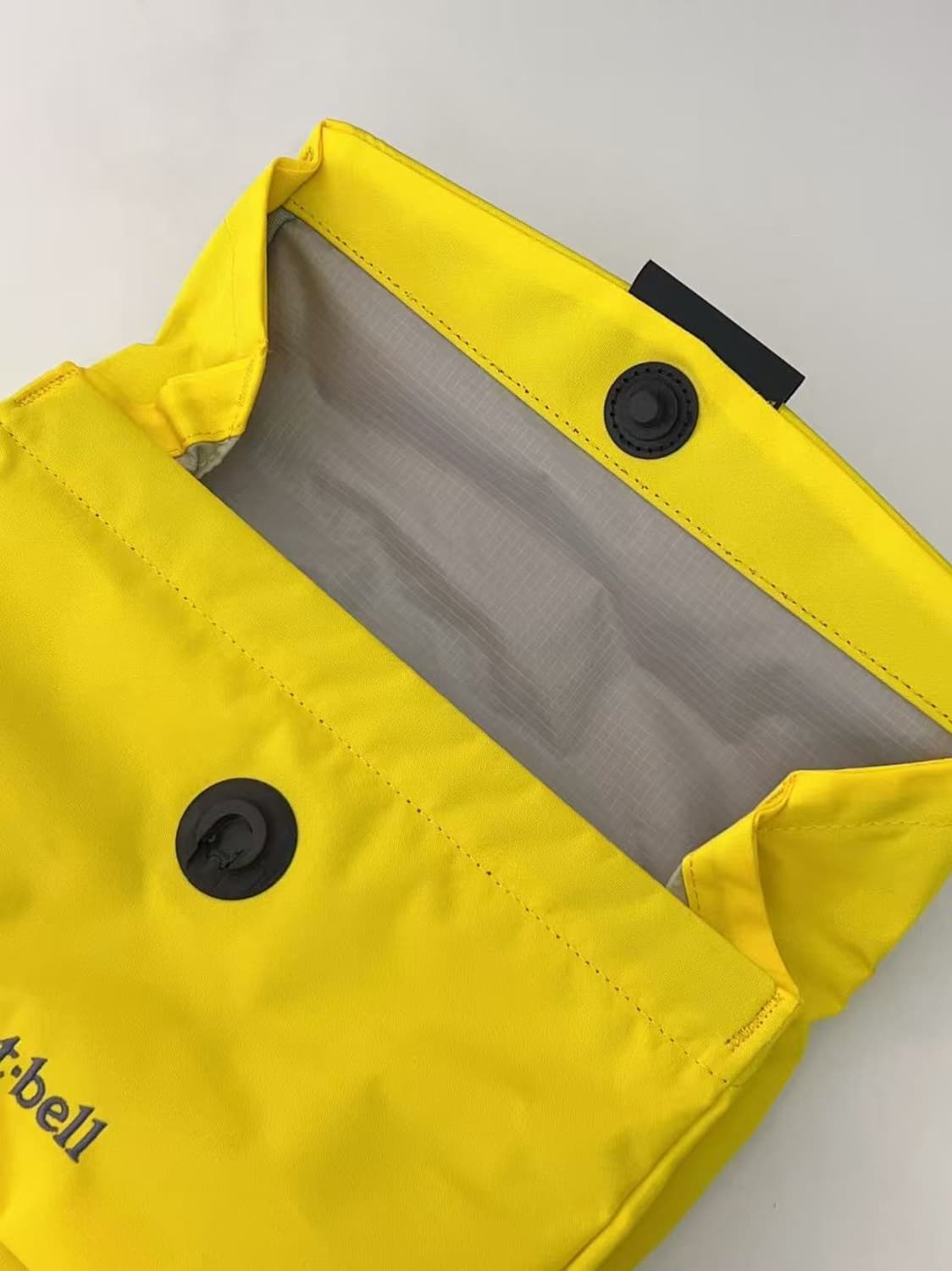 (새상품)몽벨 롤 탑 플랩팩 15 백팩 옐로우 상품이미지7