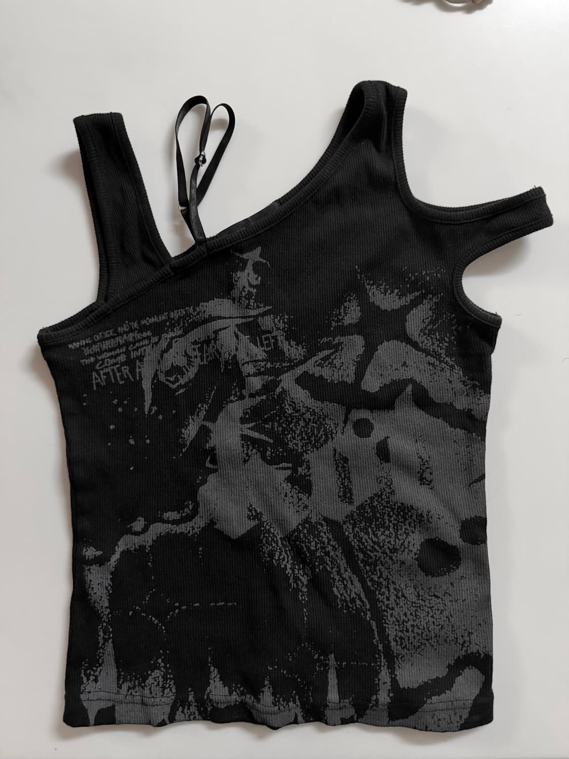 디프런트이즈오케이 립드 컷아웃 탑 블랙 상품이미지2