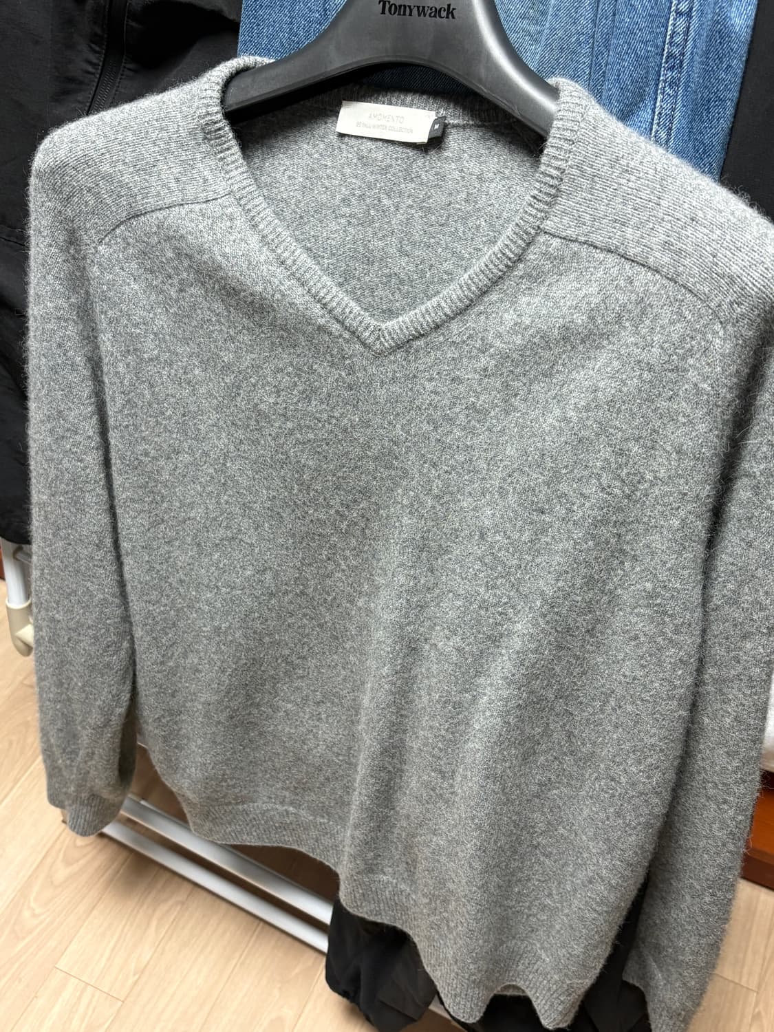 아모멘토 브이넥 차콜 m사이즈 상품이미지3