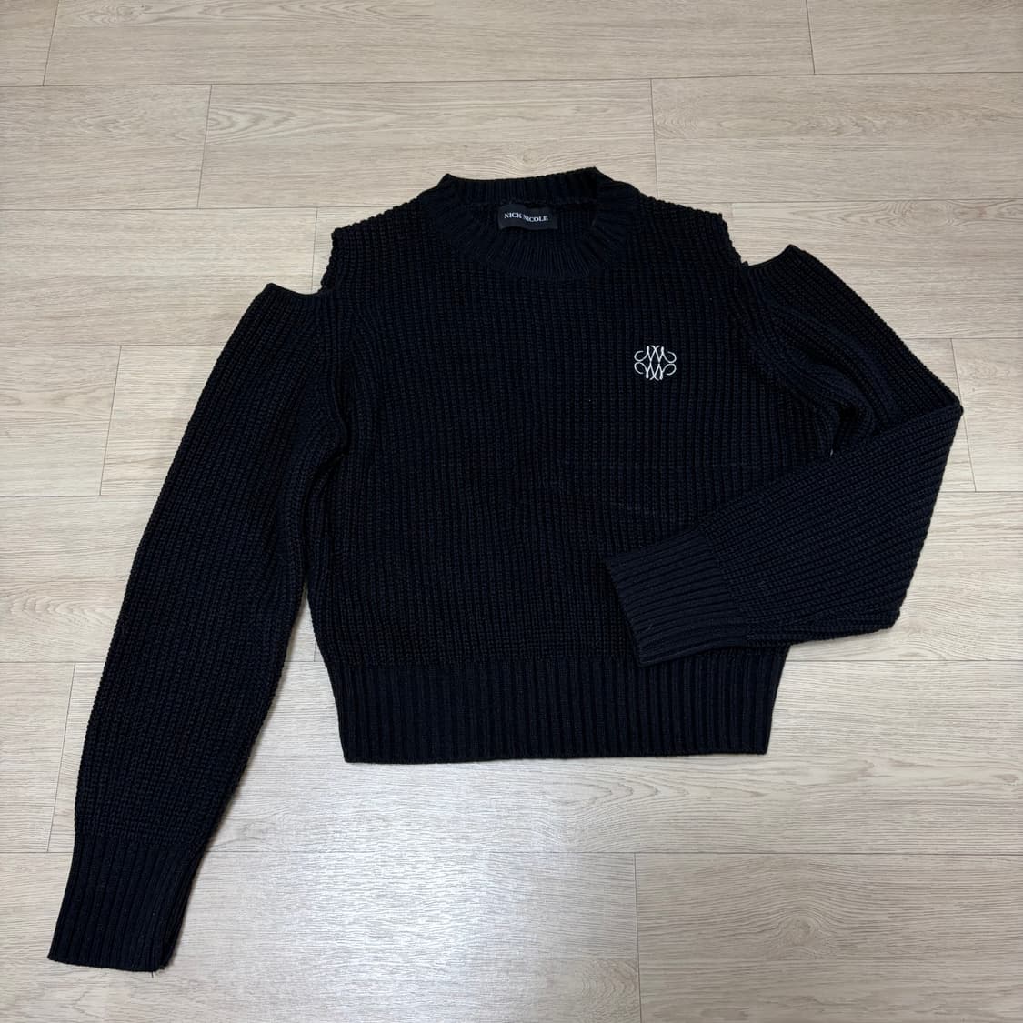 닉앤니콜 숄더 컷아웃 니트 블랙 FREE 상품이미지3