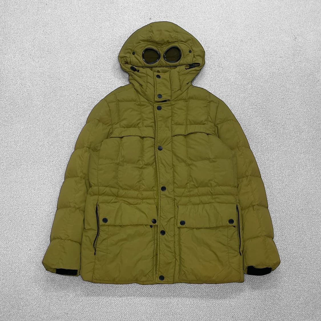 C.P컴퍼니 가먼트다이드 고글 후드 패디드 자켓 올리브그린 상품이미지1
