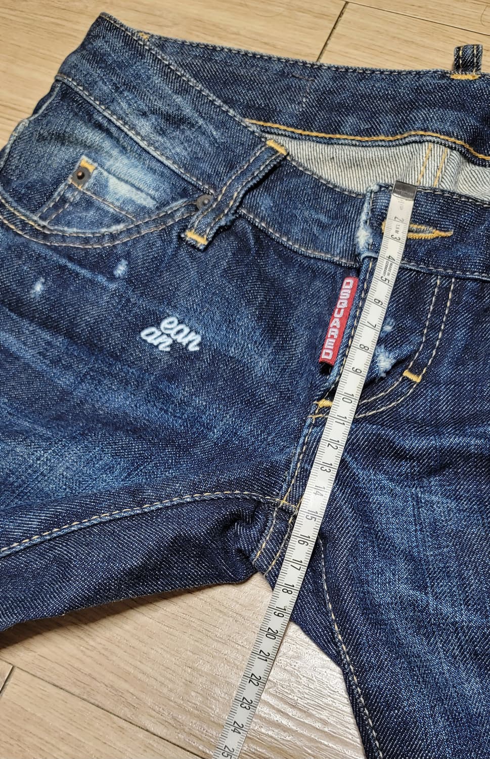 DSQUARED2 여성 D링 체인 슬림핏 데님 청바지. 상품이미지4