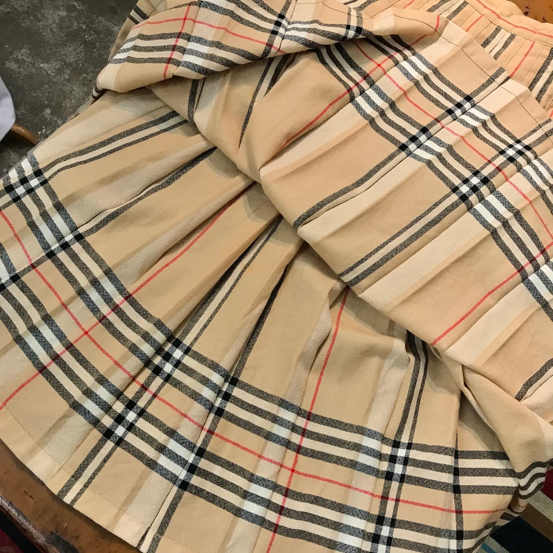 버버리 베이지 노바체크 플리츠 미디 스커트 허리 31  상품이미지6