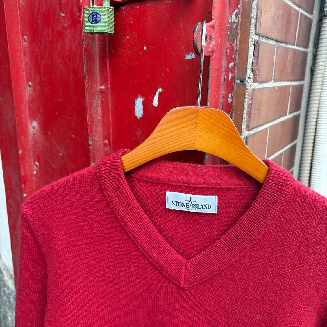 스톤아일랜드 브이넥 레드 스웨터 상품이미지2