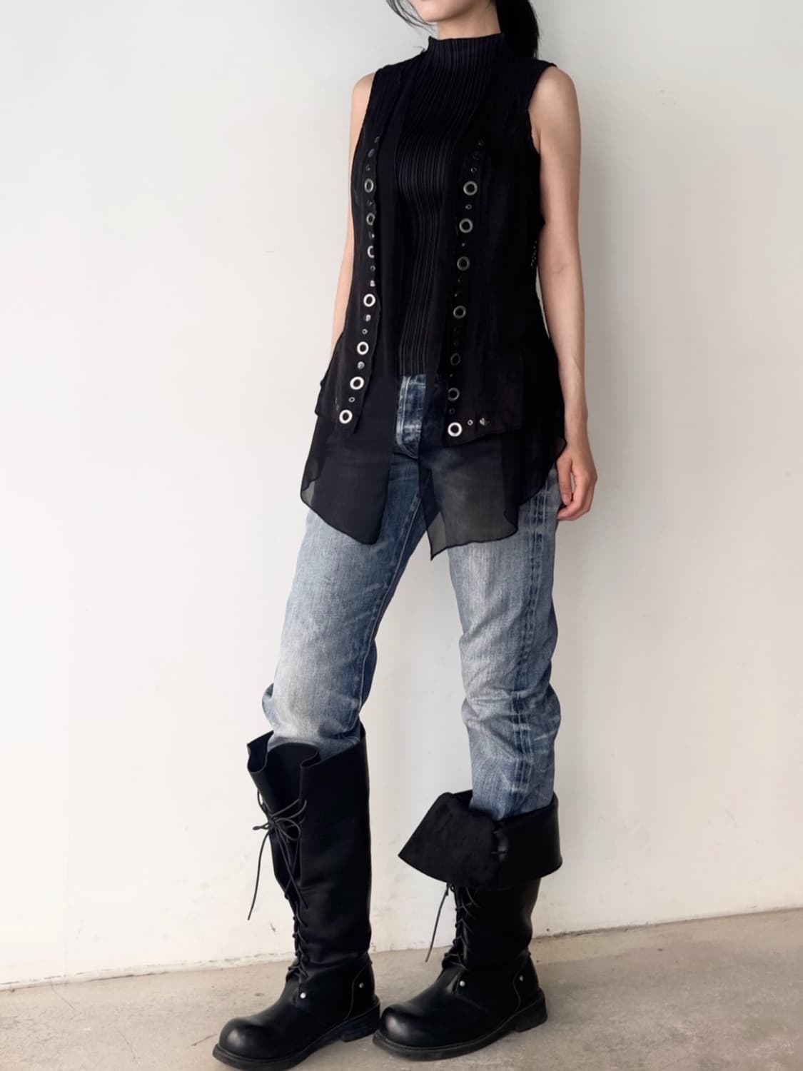 Punching silhouette vest / black 상품이미지3