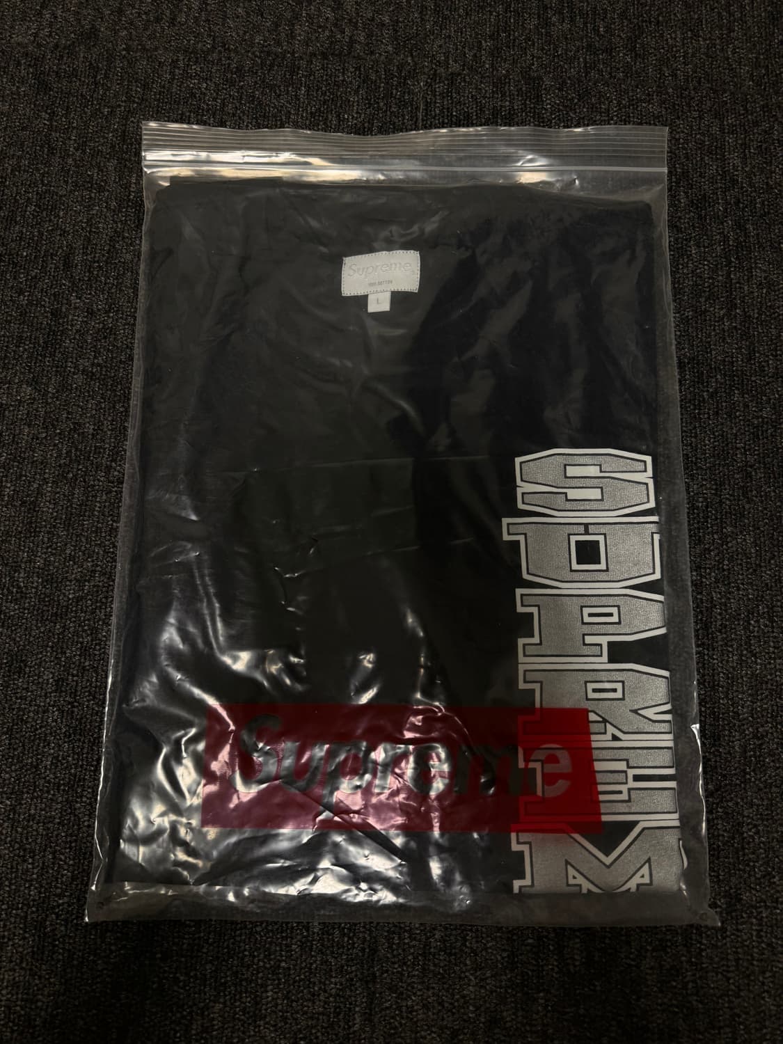 [L] 슈프림 버티컬 로고 반팔티 블랙 상품이미지1