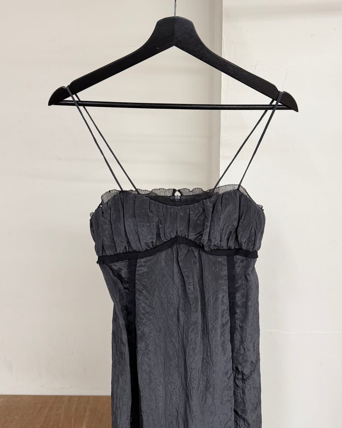 가니 그레이 샤이니 테크 스트랩 미디 드레스  상품이미지2