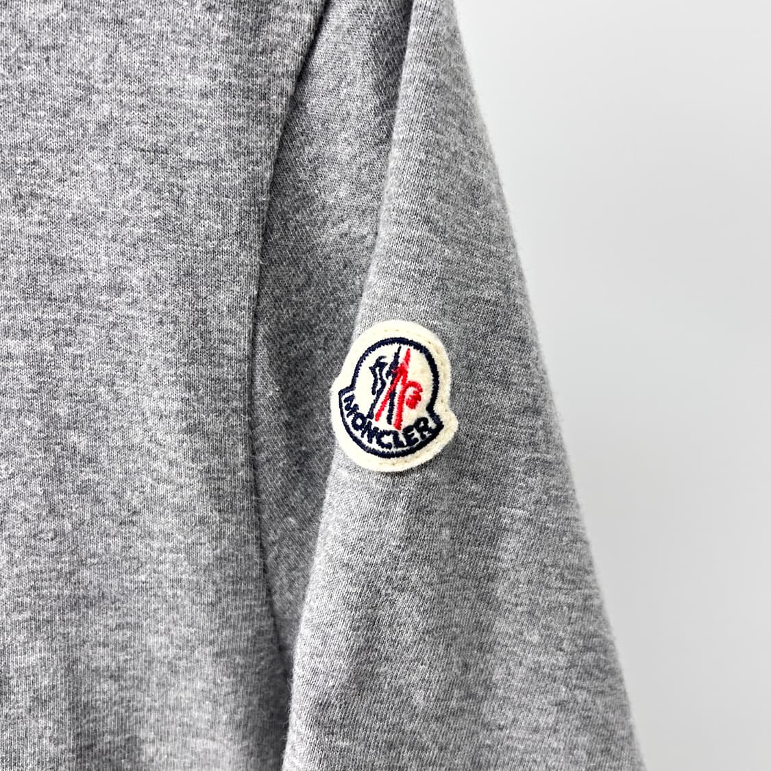 [L사이즈] 몽클레어 로고 반팔 티셔츠 그레이 상품이미지5