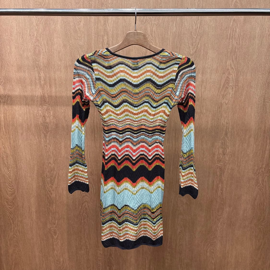 미쏘니 브이넥 니트 미디 원피스 지그재그 스트라이프 패턴 슬림핏 브라운 상품이미지3