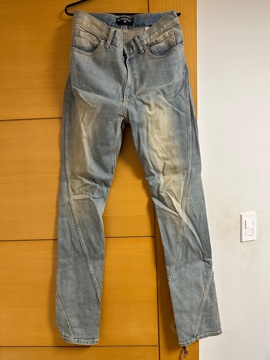 넥스트도어립스 코티드 트위스트 진 상품이미지1