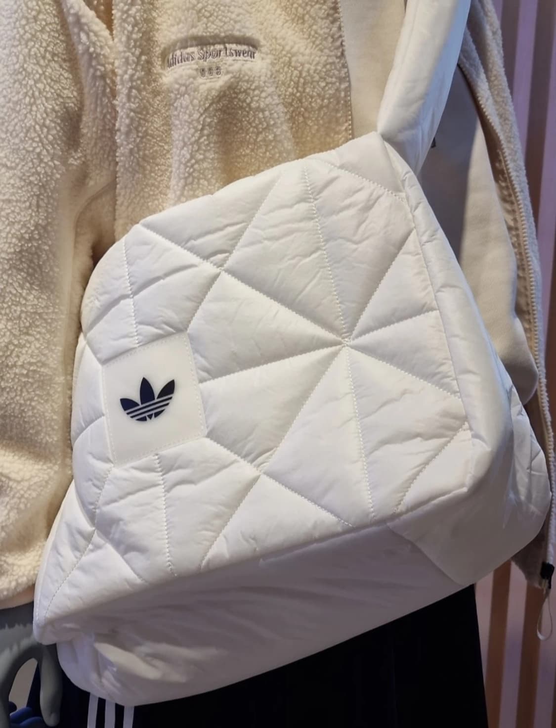 새상품) 아디다스 한정판 가방 크로스백 패딩백 구름백 상품이미지4