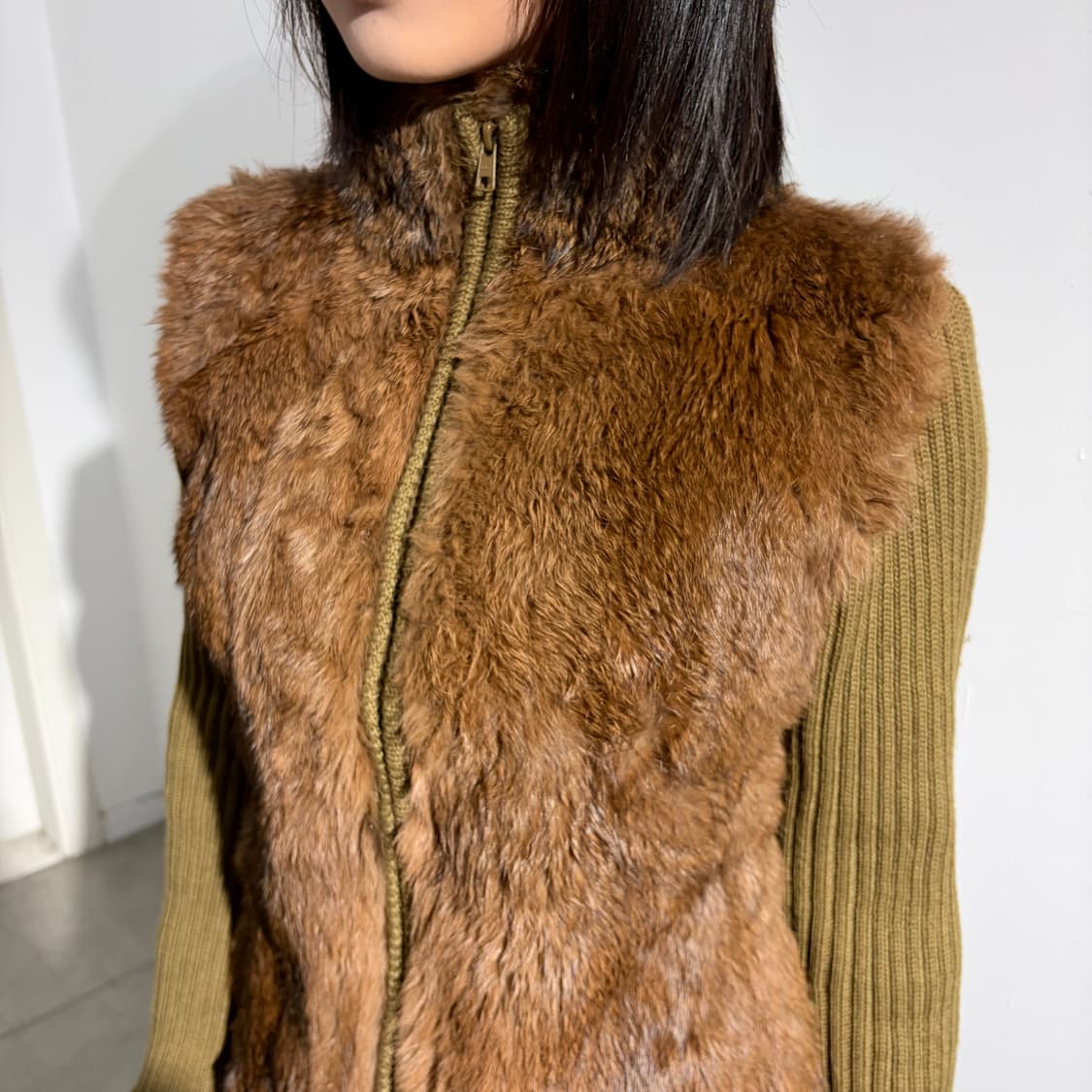 Saucy 브라운 래빗퍼 니트 자켓  상품이미지2