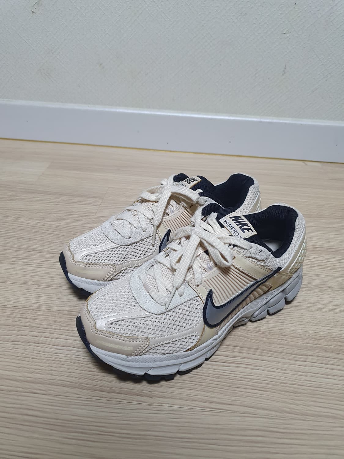 나이키 줌 보메로5 운동화 245 상품이미지4