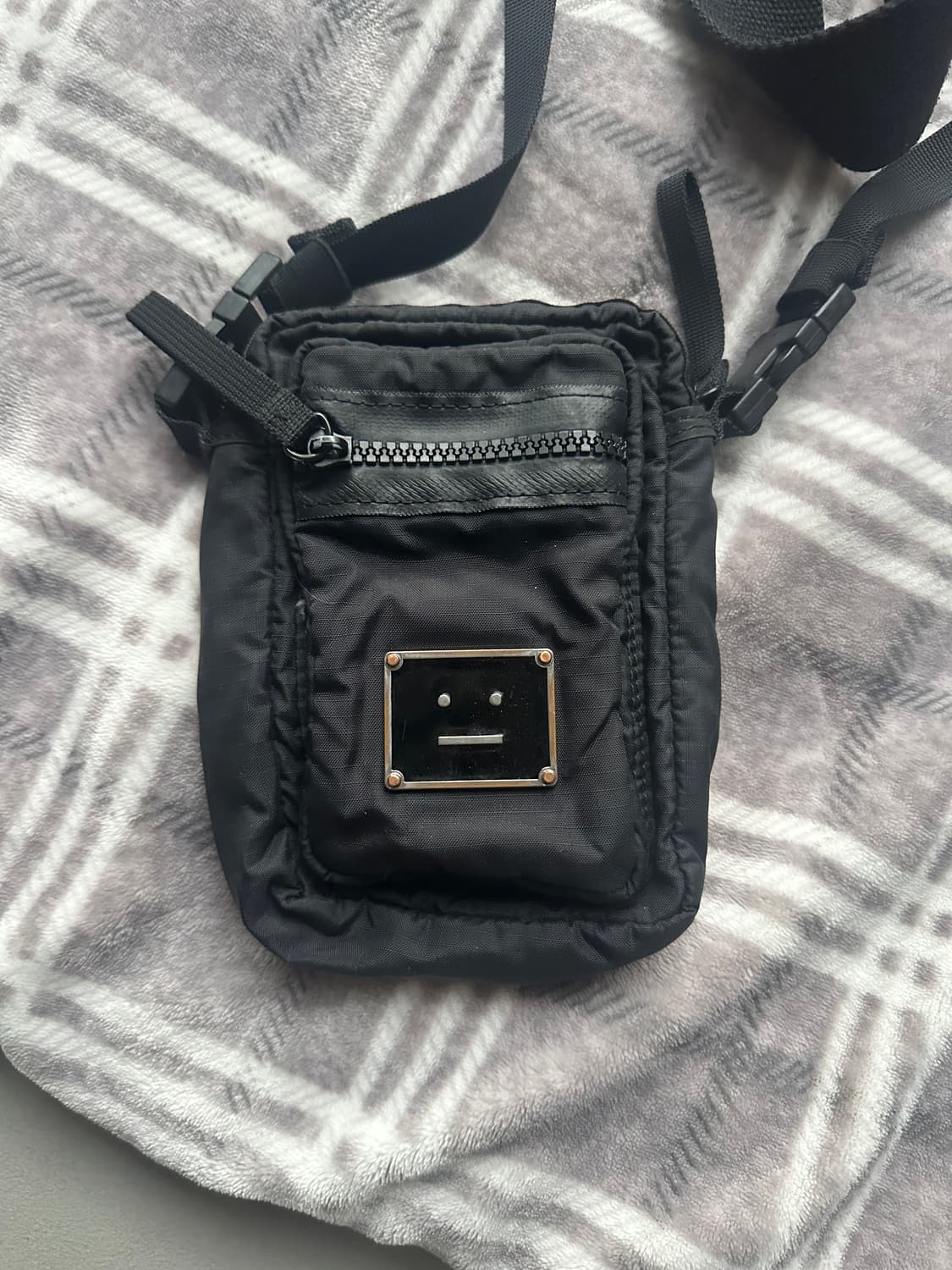 아크네 스튜디오 이모지 블랙 미니 크로스백 상품이미지1