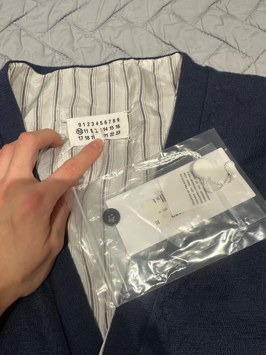 메종마르지엘라 21SS 울 브이넥 라인 디스트레스트 가디건 상품이미지3