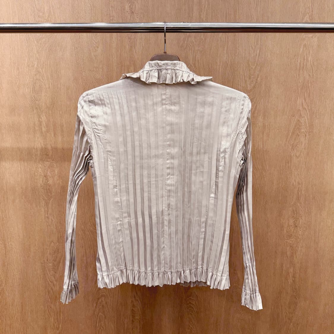 스페치오 플리츠 프릴 블라우스 스트라이프 텍스처 슬림핏 베이지 상품이미지3