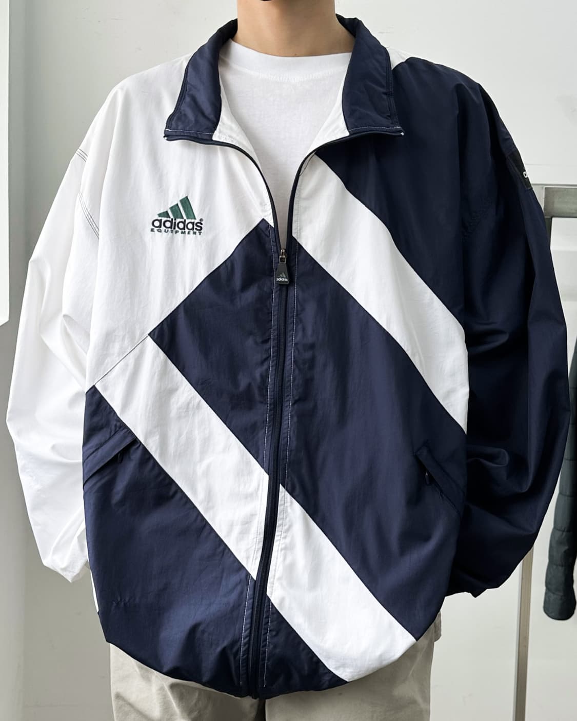 아디다스 이큅먼트 90‘s 빅 엠브로이드 윈드브레이커 상품이미지2