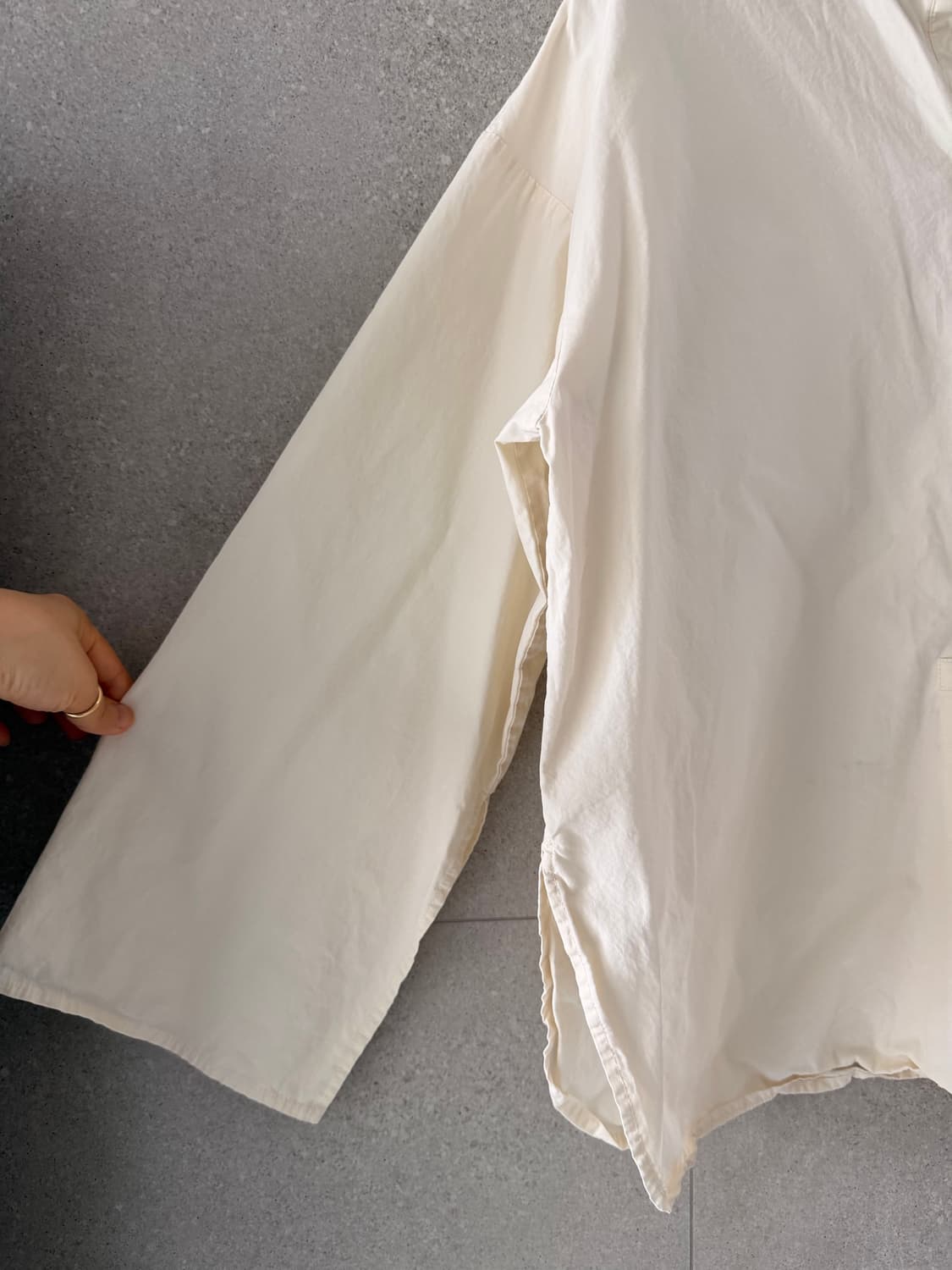 일본브랜드 독특한 디자인 셔츠 한쪽 절개 와이드 소매 오픈 바스락소재 상품이미지2