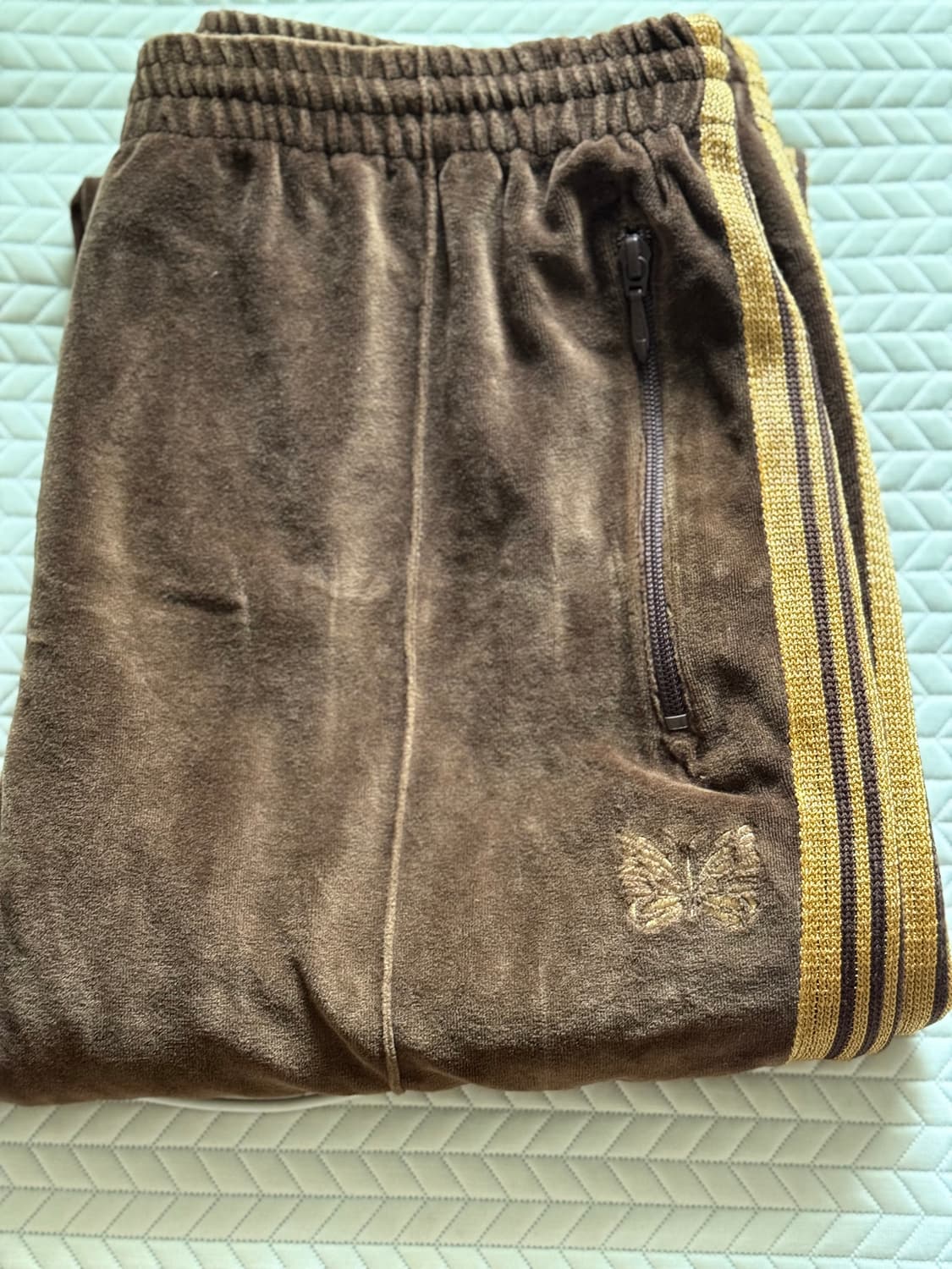 니들스 내로우 벨루어 트랙팬츠 브라운  상품이미지1